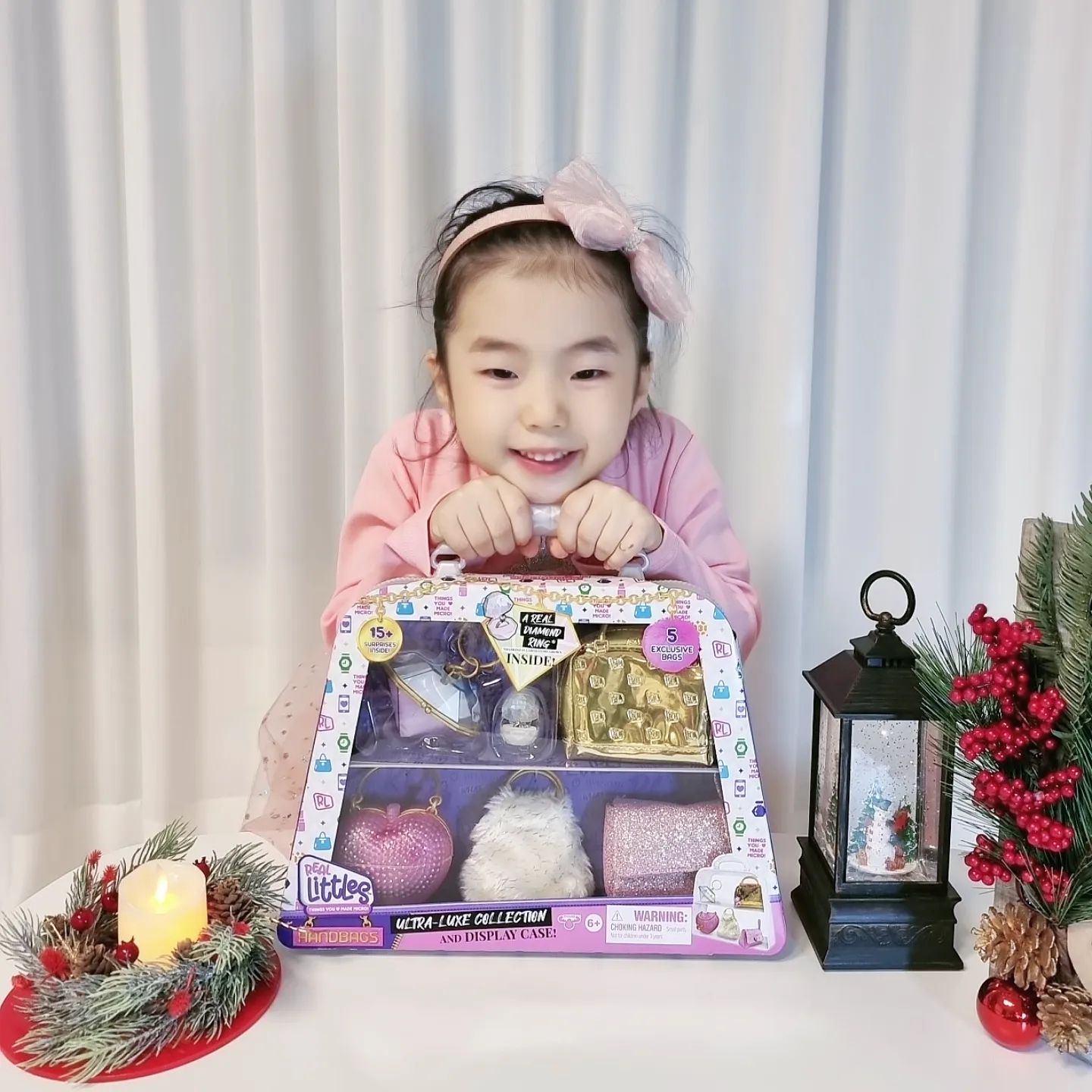 #협찬 

올해 아이의 크리스마스 선물 무엇을 생각하고 계세요?

6살 딸래미를 보며 저는 요즘 그 고민을 해요.
주머니 사정이 다들 넉넉치 않은 요즘, 가성비 있고  아이가 좋아할만한 선물을 찾고 싶은 것이 당연지사.

리얼리틀 미니백 디럭스 컬렉션 !!

미니백, 말그대로 미니어처 장난감인 
리얼리틀 미니백 디럭스 컬렉션은 
큰 가방 케이스 안에 아이들 손 크기만한  5개의 미니어쳐 가방들이 들어있어요 

그리고 미니어쳐 볼펜, 미니어쳐 파우치 등  다양한 소품들이 들어있어서 
아이가 하나씩 언박싱해보는 재미도 좋더라고요❤️ 

다양한 디자인을 갖추고 있으며, 
블링블링하고 러블리 한 미니어쳐 가방들이기 때문에 
아이의 다양한 욕구에도 안성맞춤♥️

그리고 아이가 직접 언박싱 해서 
이번에 꾸밀 크리스마스 트리가 있으시다면 
함께 달아보는 것도 의미가 있을 것 같아요 
아이가 당장은 집에 있는 인형들에게 들어보게 하지만 
크리스마스 트리에도 딱 어울릴 듯한 
반짝반짝함을 갖고 있답니다 

그리고 각 가방마다 미니어쳐 소품들이 
들어있다는 사실을 아시나요?
아이가 가방을 하나씩 열어보면서 
들어있는 소품을 보며 행복해하는 모습도 
꼭 놓치지 마세요^^

다가오는 크리스마스 선물로
완전강추해요👍👍

☢️ 제품 구매처👇👇👇
https://smartstore.naver.com/zambus/products/8985029086

( 본 포스팅은 해당업체로부터 제품만을 제공받아 주관적으로 작성한
사용후기입니다.)

zambus_girls

#여아크리스마스선물 #리얼리틀 #6세여아장난감 #여아장난감 #여아선물 #조카선물 #가방키링