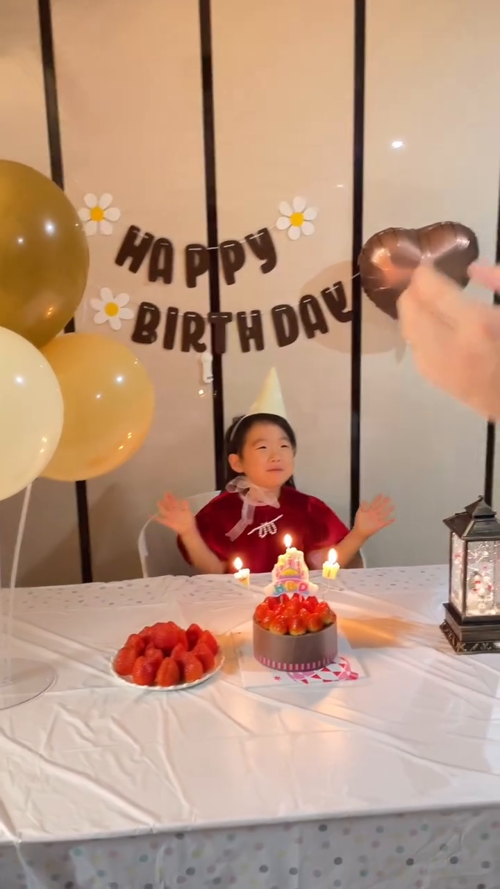 생일축하해 혜빈아-♥️♥️♥️
지금처럼 애교많은 둘째 사랑스런 둘째딸로
잘커주길 바래 -
너를 너무나도 사랑하는 엄마아빠가-