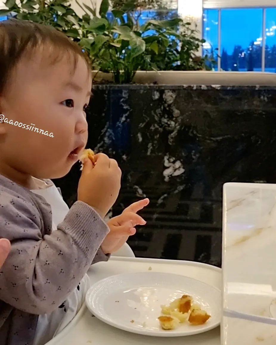 🐣 

그래 브리오슈가 완전 맛있긴 했지.
너무 빨리 먹어서 말리는 중 🤣
⠀
⠀⠀
⠀⠀
⠀⠀
⠀
#아기랑다이닝 #아기랑제주도 #더시에나제주 #라스투베 #빵먹는 #아기스타그램
