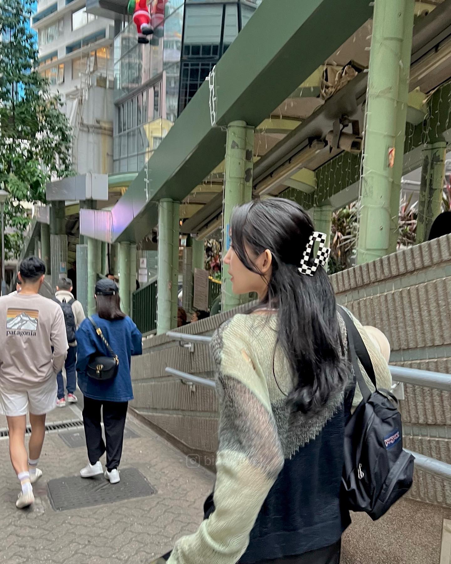 홍콩여행 Day2🇲🇴

📍미드레벨 에스컬레이터 Mid-levels Escalator
▫️Connaught Road, Central and West Distict, Hong Kong China
▫️하행 06:00~10:00 / 상행 10:30~24:00

홍콩의 분위기를 물씬 느낄 수 있는 미드레벨 에스컬레이터➰
거주민들의 출퇴근을 위해 만들어졌다고 하는데 에스컬레이터를 타고 홍콩 건물 사이사이를 구경할 수 있어 좋았다🫧

💡상행/하행 운영시간이 달라 시간을 잘 체크해서 방문해야 해요 (보통은 상행 시간대 가시는 걸 추천드려요➿)

👋🏻 더 많은 여행정보가 궁금하다면? binatravel_
