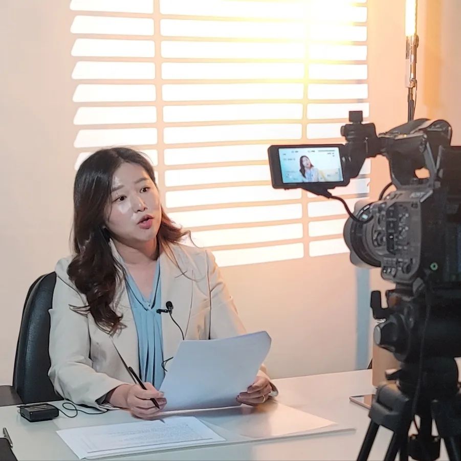 사업이진행되는 4년동안 매년
맡아온 행사인
청년일자리플러스프로젝트사업
언택트네트워킹네이
.
코로나가 시작된 2020년 부터
2023년까지 줌에서, 메타버스에서
진행해온 행사가 바로 이곳이에요
urworks_media 이승수 대표님께서 늘 연락주셔서 섭외요청을 해주셔서
늘 감사한마음으로 가서
즐겁게 진행하고 온 행사입니다
.
늘 언택트네트워킹데이를 즐겁고
유쾌하게 이끌어가기 위해서
많은 고민들을 했는데요
진행을 늘 좋게 봐주시고 칭찬을 
아껴주시지 않는 대표님들과
또 직원분들께 감사의 마음을
전합니다 ❤️
.
즐겁고 유쾌하면서 전달력이 높은
행사진행을 원하신다면
정아람 아나운서와 함께해보세요!
.
#아나운서섭외 #부산아나운서 #부산아나운서섭외 #정아람아나운서 #아나운서정아람 #유알웍스 #청년일자리플러스프로젝트사업