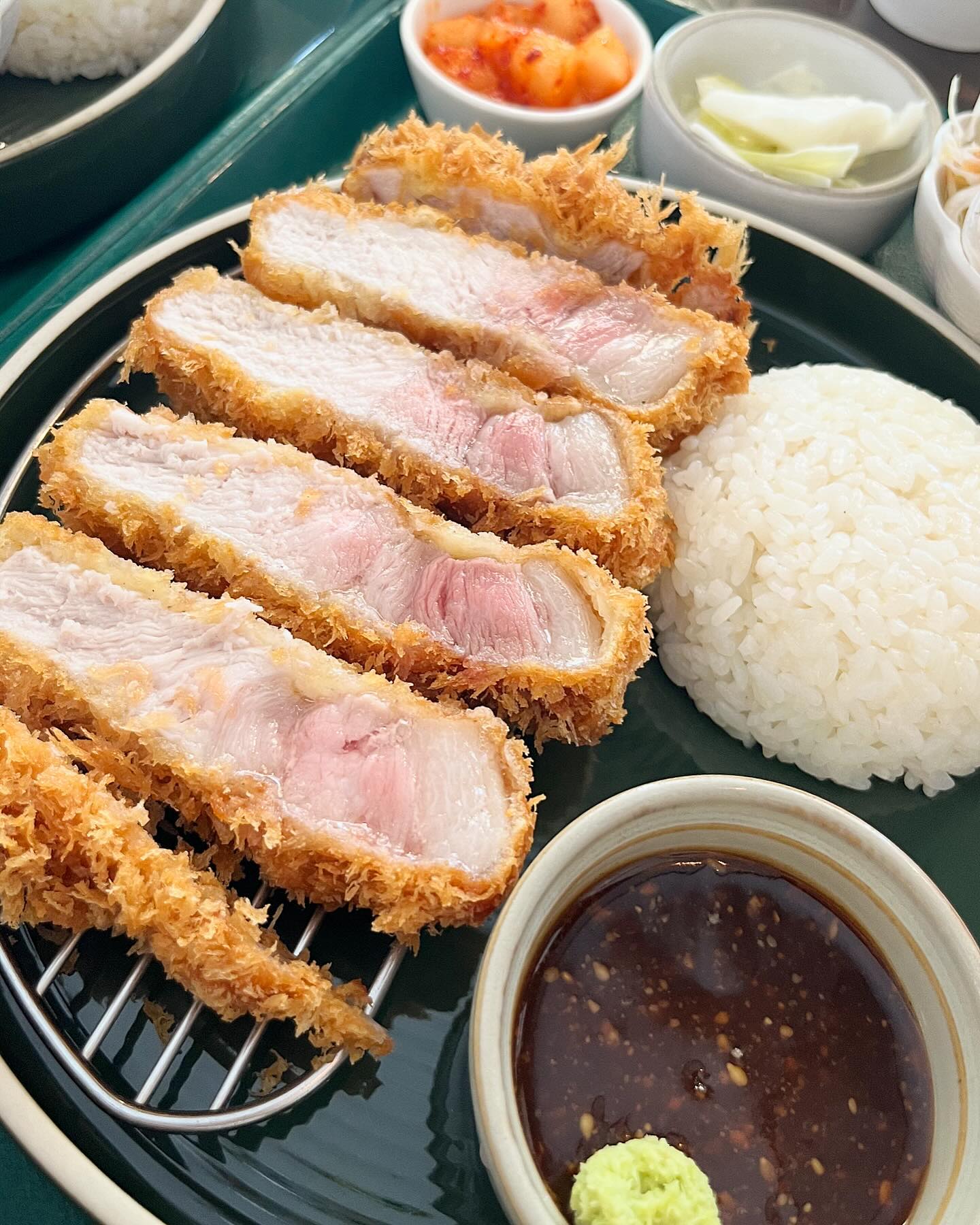 #마쿠에 군자 고퀄리티 가성비 미친 돈까스 맛집🐷💕

🤍군자에 줄서서먹는 돈카츠 맛집❤️‍🔥
매장에 있는 내내 손님이랑 배달 주문이 끊이지 않았음

🤍대표메뉴들로 시켰는데,
우선 ‘지방층이 추가된 돈카츠’라는 이름의 메뉴!ㅋㅋㅋ
이게 단돈 11,000원 이라니,,,,
요즘 물가에 가성비 미친듯🫶
닉값 제대로인게, 전혀 퍽퍽하지 않고 촉촉 고소했고
360시간 숙성해서 그런지 부드러움 최고!!

🤍치즈카츠는 쫄깃하고 풍미 좋은 치즈가 듬뿍,,,🥹
소스 안찍고 먹어도 넘 맛있어서 폭풍 흡입함
가라아게는 특이하게 콘푸라이트 같은게 붙어있었는데
그래서인지 겉은 빠작 달달하고 속은 촉촉해서
겉바속촉 제대로,,!!!! 같이 나오는 소스에 먹으면 짱맛도뤼

🤍매장도 아기자기하게 잘 꾸며져있고
키오스크로 미리 주문하면 돼서 편함!
혼밥러들도 많았고, 호불호 없는 맛이라
누구와 와도 좋을듯🔥🔥☺️

#협찬 #군자맛집 #군자역맛집 #군자돈까스 #돈까스 #돈카츠 #건대맛집 #어린이대공원맛집 #군자역 #군자동맛집 #군자맛집추천 #군자데이트 

이 글은 리뷰노트를 통하여 본 업체에서 제품 또는 서비스를 제공받아 작성한 글 입니다.