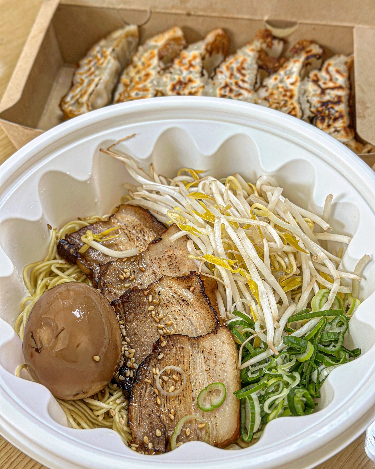 NO 배달음식 퀄리티! 멘야마쯔리 라멘 성남점 🍜

성남 쿠팡이츠에서 상위권을 달리고 있는
모란 라멘 딜리버리 전문점 🏍️

담백한 라멘이 먹고싶어서 시켰는데
면이 엄청 꼬들꼬들하고 얇아서 맛있다 😋
수작교자도 쫄깃해서 중독적이야

이후 마제소바랑 오코노미야끼도 먹어봤는데
쏘쏘.. 나쁘지않지만 재주문 의사는 없어
라멘과 교자는 찰떡궁합. 라멘 찾는다면 여기루
#모란라멘 #성남라멘 맛집으로 추천할게

📍멘야마쯔리 라멘 성남모란점
경기도 성남시 중원구 산성대로 134

💳
- 돈코츠라멘 10,500
- 일본식 수작교자 6pc 6,500