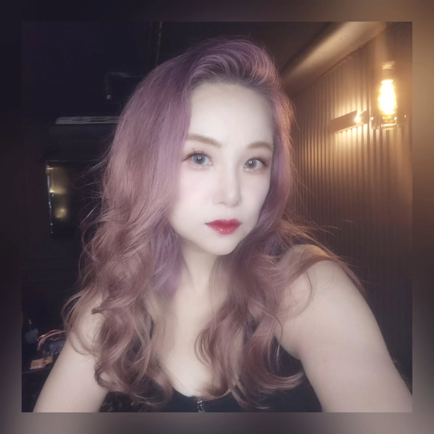 오랜만에 조명앞에서 셀카.

오남매가 오픈한 BAR에서 기념컷.

인테리어 신경 많이 쓴게 보인다요

흥하시구랴~ 

#구디역3번출구 #대한민국구석구석 #bar #무제한바 #일상스타그램 #직장인스타그램 #일상기록 #휴무날 #셀프염색 #핑크브라운 #프레쉬콘렌즈 #서클렌즈추천 #선팔맞팔환영 #부업계정신고