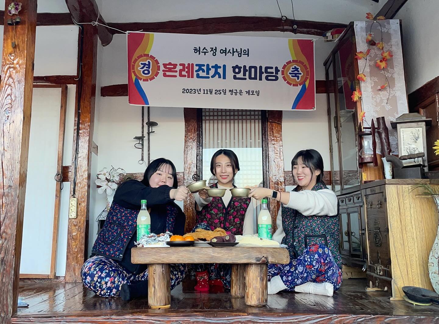 행복 뿜뿜 기쁨 빵빵 우리들의 특별한 브라이덜샤워🤍
현수막까지 제작해준 우리 푸드파이터공주덜 감사🥹 
평생 내 친구 해주기 🤧
많이 먹는 우리들 새해에는 건강하자 사랑해〰️💖
방간 혈증 농양이 화이팅〰️〰️😍🩵🩵
#브라이덜샤워 #촌캉스 #촌라이덜샤워 #밀양 #좋아요 #팔로우