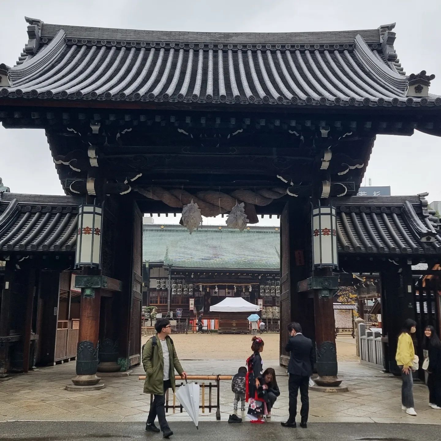 일본에는 이런 신사들이 참많다. 
#오사카성 가는길에 살짝들러서 기도도 하고
분위기를 느껴봄. 
비도 추적추적 내리고 운치 있었음