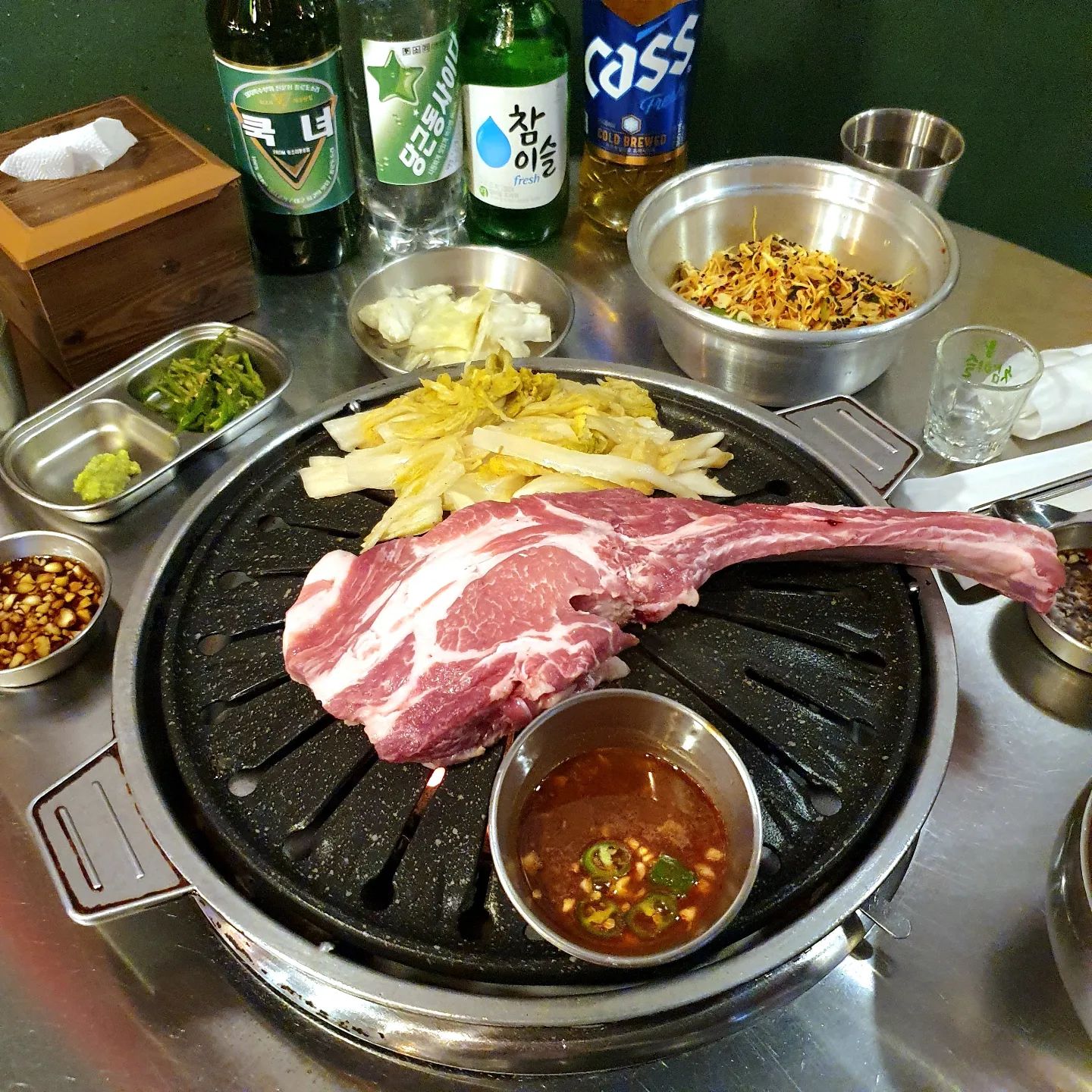 #협찬 #이도끼가니도끼냐
.
옴뫄야~ 센스보소 ㅋㅋㅋ 라벨링 하나에 감동 한바가지 무삣네.. 올 안그래도 피곤해서 얼이 반은 나가 있었는 데 기분이 좋아졌다 ㅋㅋㅋ 흔한 고기는 먹기 싫은 특별한 날.. 구석기인 마냥 아무 생각없이 고기 뜯고 싶은 날 숄더랙은 그냥 못 지나치지..🤭🤭 비주얼부터가 뜯어 묵기 좋~게 생깃네 ㅋㅋ 숄더랙이랑 갈비삼겹살에 도래창 한번도 안무봐서 그거까지 진짜 쉴새없이 구워댔더니 팔띠가 나가떨어질만큼 아프다 ㅋㅋㅋ 맛있다고 정신없이 구웠더니 팔이 아작나는지도 모르고 구워댔네.. 육즙 줄줄 흐르는 고기에 양배추 재래기 곁들여 먹으면 정말 아~무 생각이 안들고 젓가락과 입만 바빠짐.. 도래창은 생전 처음 먹어봤는데.. 임마 이거 물건임.. 구우면 구울수록 고소하고 질겅한 식감이 꼬돌해지면서 후.. 말로 설명하기도 아까운.. 기분이 우울할 땐 도래창 앞으로 가시면 됩니다 오라이~~~🙋‍♀️
.
.
✔️ 가격정보
숄더랙세트 53,000원
도래창 6,900원
* 세트 메뉴 주문후 추가 주문시 가격
빨강이밥 5,000원
라벨링맥주 3,000원
* 모든 메뉴 주문시 한맥 병당 2천원 할인
라벨링음료 2,000원
(feat. 돗소리종로점)

✔️ 가게정보
상호 : 돗소리 종로점
영업시간 : 17시 00분 ~ 24시 00분
라스트오더 : 23시 00분
주소 : 대구 중구 종로 24-1
전화 : 0507 - 1479 - 5279
정기휴무 : 매주 일요일 휴무
주차 : 주차장 없음
대중교통 최단거리 :
- 지하철 1,2호선 반월당역 15번 출구
- 시내버스 약령시건너(동성로입구) 하차
.
.
.
#대구맛집 #대구고깃집 #대구삼겹살맛집 #대구종로맛집 #대구종로고깃집 #종로술집 #종로고깃집 #동성로고깃집 #종로맛집추천 #도래창맛집 #대구도래창 #숄더랙 #대구숄더랙 #대구고기맛집 #만경관맛집 #반월당역맛집 #대구특수부위 #대구돗소리 #돗소리 #돗소리종로점