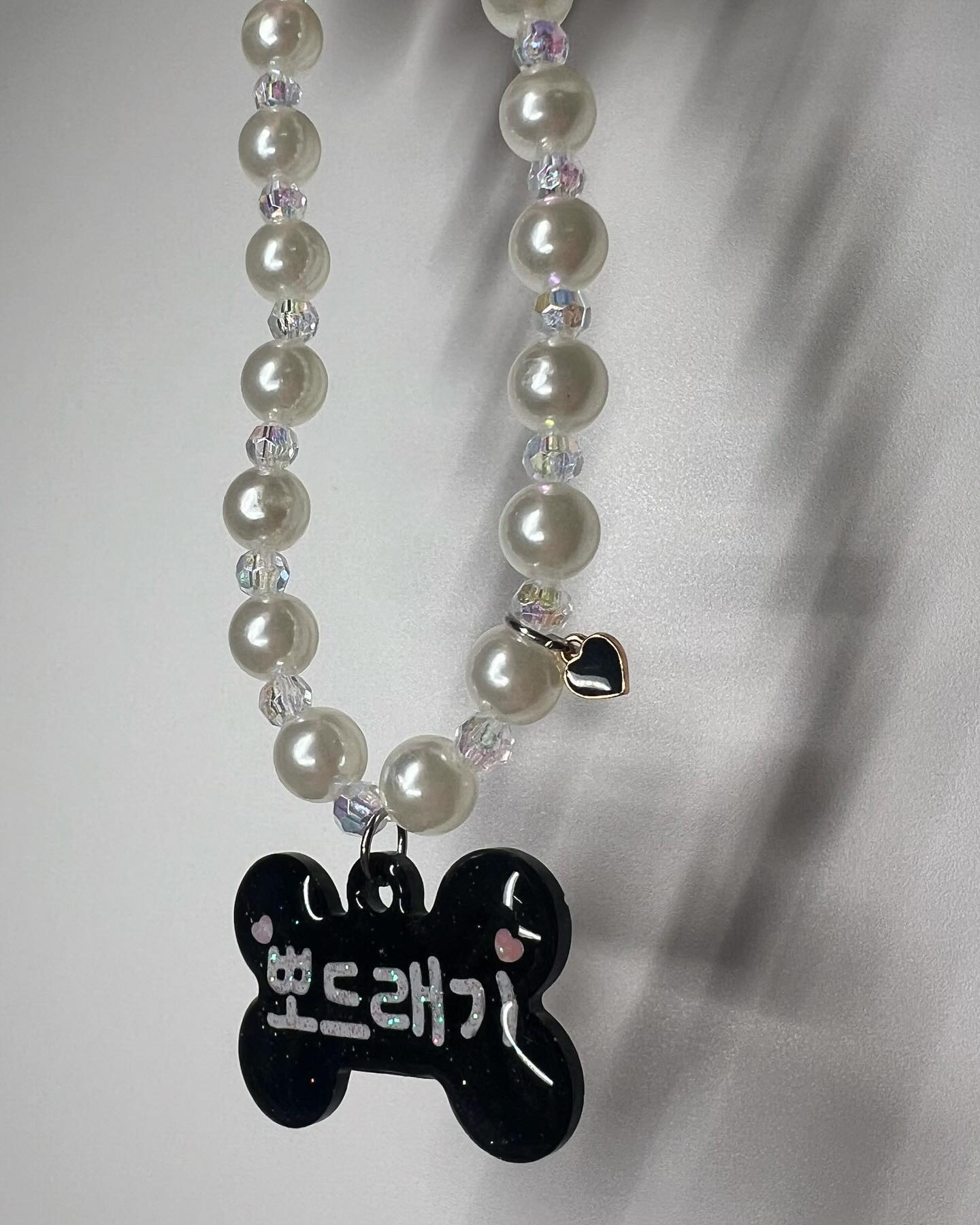 블랙&화이트 조합은 찰떡이쥬🖤🤍
한글 이름도 반짝반짝거리게 업그레이드 되었답니당😎
스몰하트참까지 블랙으로 너무 귀엽고 깜찍해요😝
뒷면엔 핸드폰번호와 동물등록번호까지 수작업으로 새겨드려용!

레진인식표, 인식목걸이는 오늘 자정전까지만 세일하고있으니까 많이 구경오세요오💗

👉🏻바르네공방은 프로필상단 링크에 있으니 많이 구경오쎄용