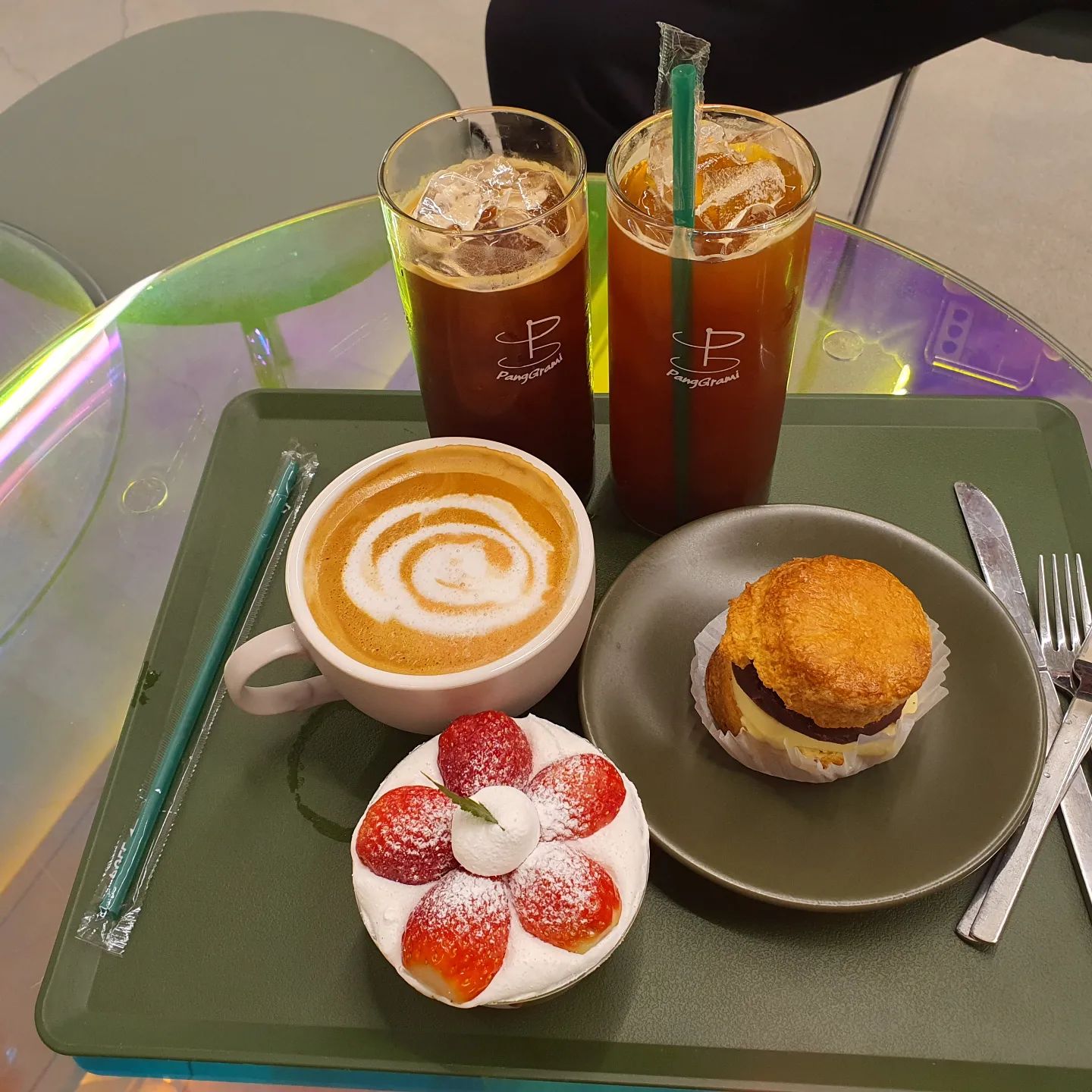 디저트가 맛있는#팡그라미 
딸기케익에 딸기 엄청들어감
생크림도 느낒하지않고
원두 4가지중 고를 수 있어 취향대로 커피 마실 수 있다!
#원주딸기케이크 #원주케이크 #단계동케이크 #단계동카페 #단계동카페추천 #단계동카페맛집