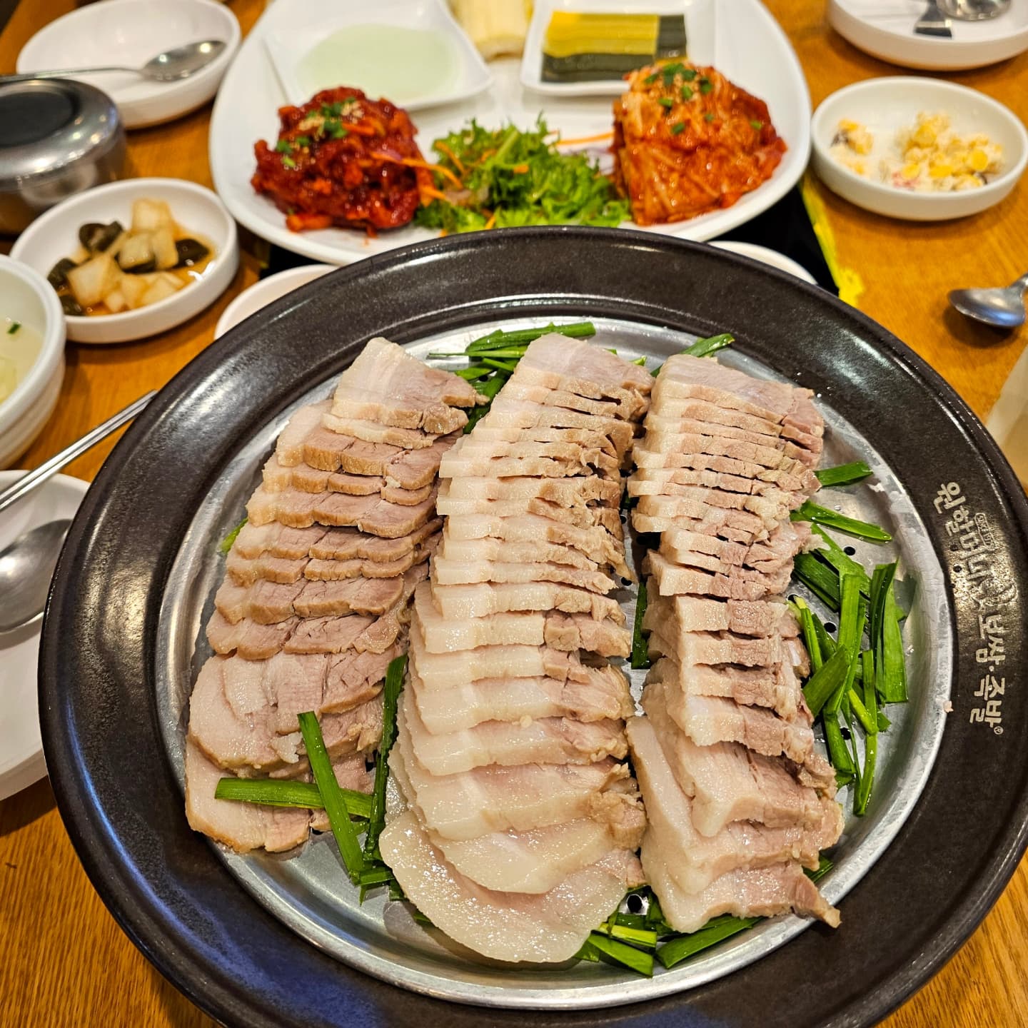 외식하기좋은 #칠곡3지구맛집
오랜시간 자리지켜온만큼 믿고먹는 보쌈맛집 ㅎㅎ
양도많고 메뉴구성도 다채로워좋은 #칠곡원할머니보쌈
야들야들 촉촉한 보쌈에 무김치,보쌈김치 꿀조합✨️
아이들도 잘먹고 든든하게 배불리먹을수있는
#대구칠곡맛집 #원할머니보쌈칠곡3지구
해물된장찌개 짱맛ㅠㅠ 밥이 술술들어감 😉