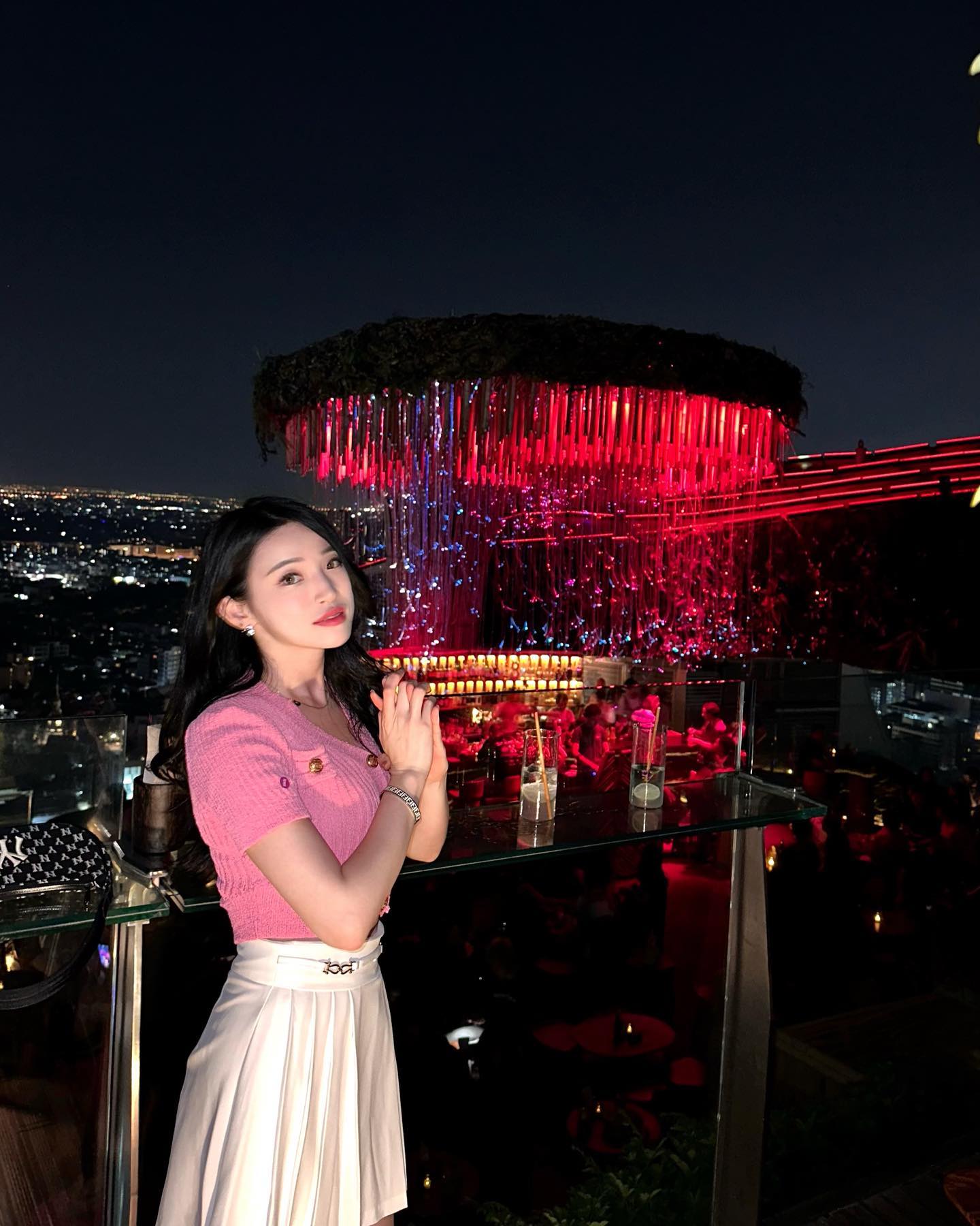 여행전부터 꼭 가고 싶어서 벼르고 
있었던 티츄카 🥰 드디어 실물 영접했네요.

영화 아바타를 보고 모티브한 라운지 바 …! 
태국여행은 처음이였지만
태국을 한번가면 자꾸 가게 된다는걸 
깨닳은 여행이였답니다.. 

당분간 제 피드는 태국앓이 할꼬에요😘
.
.