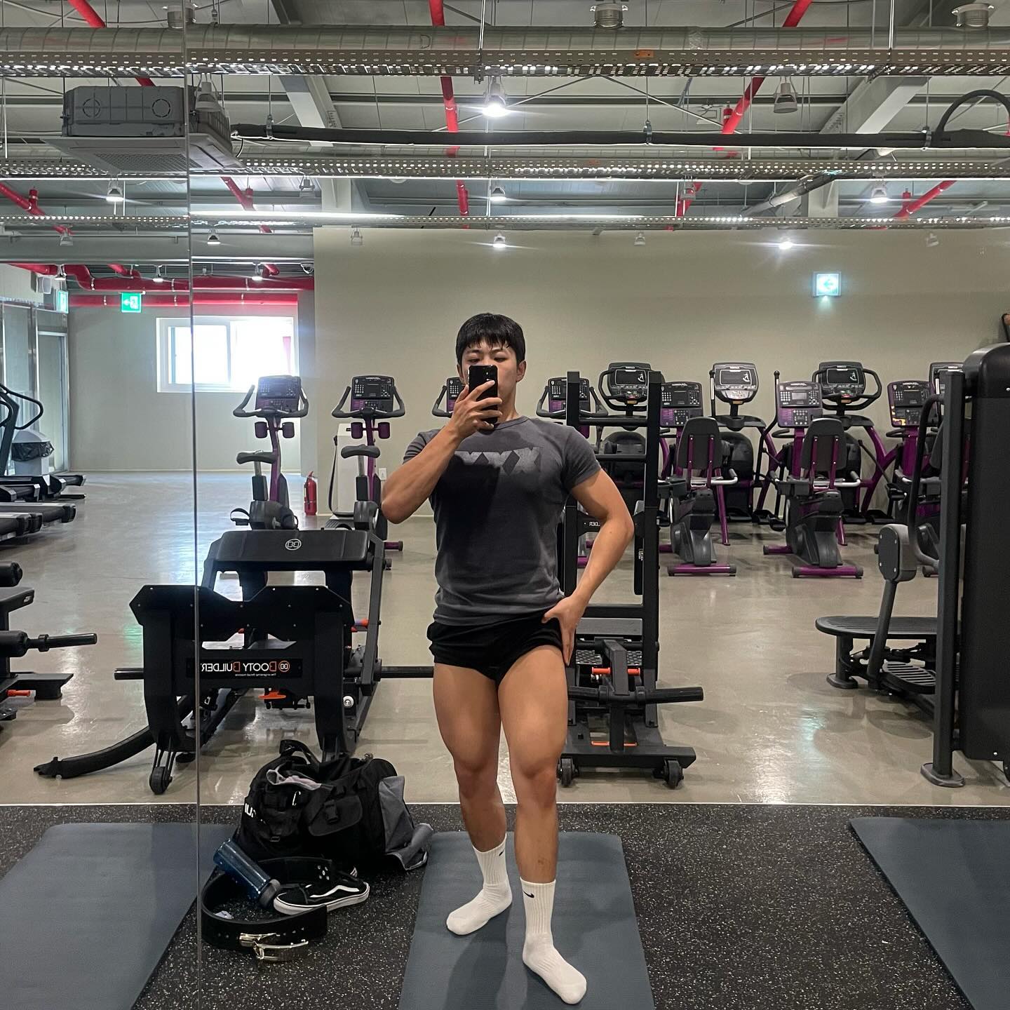 gem의 대회일지 135일차📝

#legday

주말은 여유있게 헬스장에 와 운동할 수 있어서
참 기분이 좋다(물론 운동은 빡세게🔥)

메인
힙어덕션
이너싸이
스티프 데드리프트
덤벨 사이드 스쿼트
라잉 레그컬

보조
크런치
싸이클

하체를 하고 복근운동을 하면
자동으로 트월킹이 되니까 꼭 해보세요😂

#오운완 #스포츠모델 #대회준비 #135일
#헬스 #헬스타그램 #운동하는남자 #운동하는직장인
#운동하는여자 #운동맞팔 #운동소통 #운동기록
#다이어트 #바디체크 #동기부여