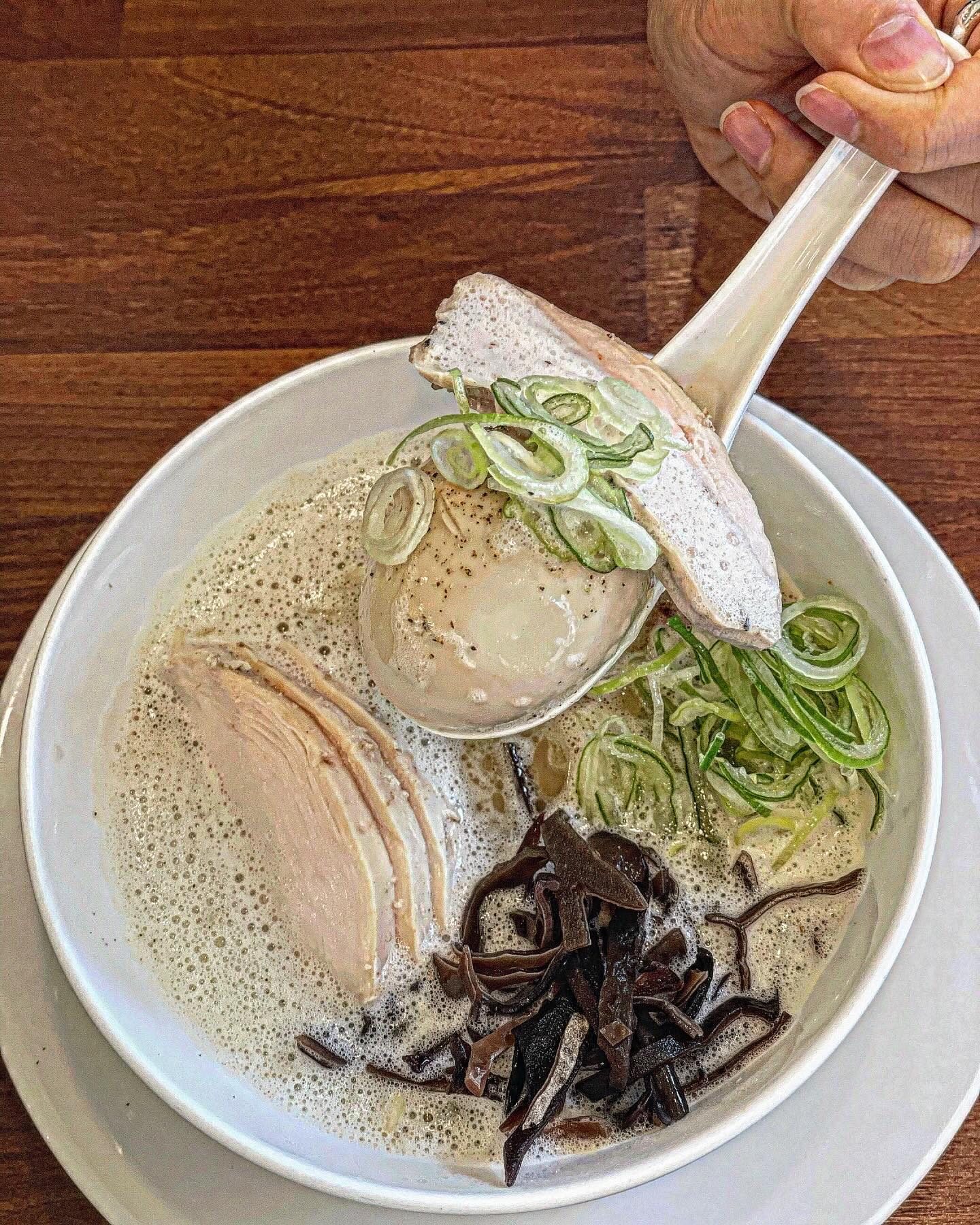 닭 육수로 만든 진득한 풍미의 라멘 맛집, 강남 #오레노라멘 🍜

부드러운 수비드 닭고기살 고명 아래에 탱글한 면과,
꾸덕하고 풍미 가득한 육수가 삼위일체의 완벽한 #토리빠이탄라멘 

토리빠이탄의 국물이 진하고 
고소한 감칠맛이 느껴저 입안에 여운이 남는 맛이였어요~!
또 육수가 잘 배어있는 면의 식감이 꼬들꼬들했고
올라간 고명들과도 궁합이 좋았답니다 !🍜 

입에서 사르르 녹는 수비드 닭가슴살과 🍖
아삭한 식감의 파와 쫄깃한 목이버섯이 올려져 식감도 좋았고
카라멜라이징한 양파의 단맛도 완벽했던 것 같아요 ~👏🏻

무엇보다 라멘면과, 밥, 육수 모두 리필이 되니, 
점심으로 든든하게 한 끼 채우기에 딱 좋은 맛집 같아요 :) 🍜

📍상호 : 오레노라멘 🍜
📍주소 : 서울 강남구 테헤란로1길 28-9 2층
📍영업시간 : 매일 11:00 ~ 20:30
📍메뉴 : 토리빠이탄(1.2) 카라빠이탄(1.2)

#강남맛집 #합정맛집 #강남역맛집 #라멘맛집 #쇼유라멘 
#강남핫플 #맛집탐방 #점심메뉴추천 #직장인점심