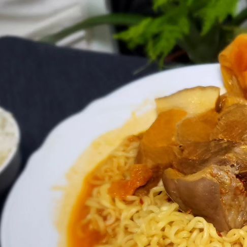 새댁찌 on Instagram: "#광고 😛오늘의 점심!! 🍖고기도 통!! 김치도 통!! 모두 통으로 들어 있어서 푸짐한 통 돼지고기 김치찜으로 일요일 점심해결!! 오늘 먹은 꼭이밥상의 김치찜인데요 🍜사