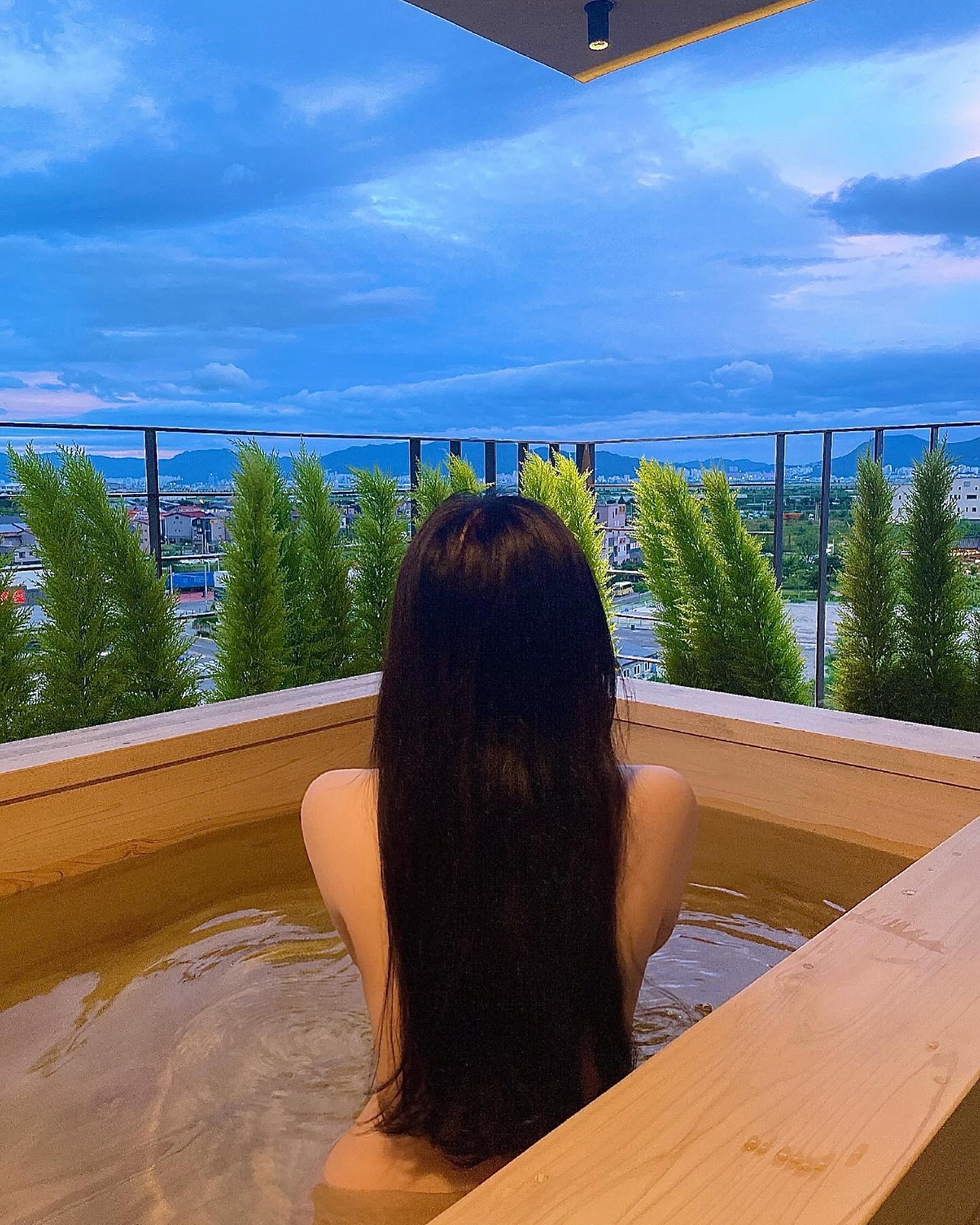 #히노끼탕 #숙소추천 
나이가 들었는지... 따뜻한 물+차가운 공기 이 조합이 왜케 좋은지!
#김해공항근처호텔 이라 엄청 조용하고 주변에 뭐가 없긴 하지만
조용하게 힐링 가득 채우고 왔답니다 :) ♥️♥️

뜨거운 물도 콸콸 잘 나오고~ 분위기도 좋고~ 깨끗하고!
침대가 엄청 푹신하고 기분 좋아용 ♥️
완전 고급스럽고 예쁘게 잘 만들어 놨어...#호캉스그램 ♥️
평일날 가면 가격도 정말 착하고 #가성비호텔 로 완전 추천해요!
아주 편하게 잘 쉬다 온 #베스트루이스해밀턴호텔 🏨
다음에 또 가야징 *ଘ(੭*ˊᵕˋ)੭* ੈ✩‧₊˚

🏨 #베스트루이스해밀턴호텔서부산점 🏨