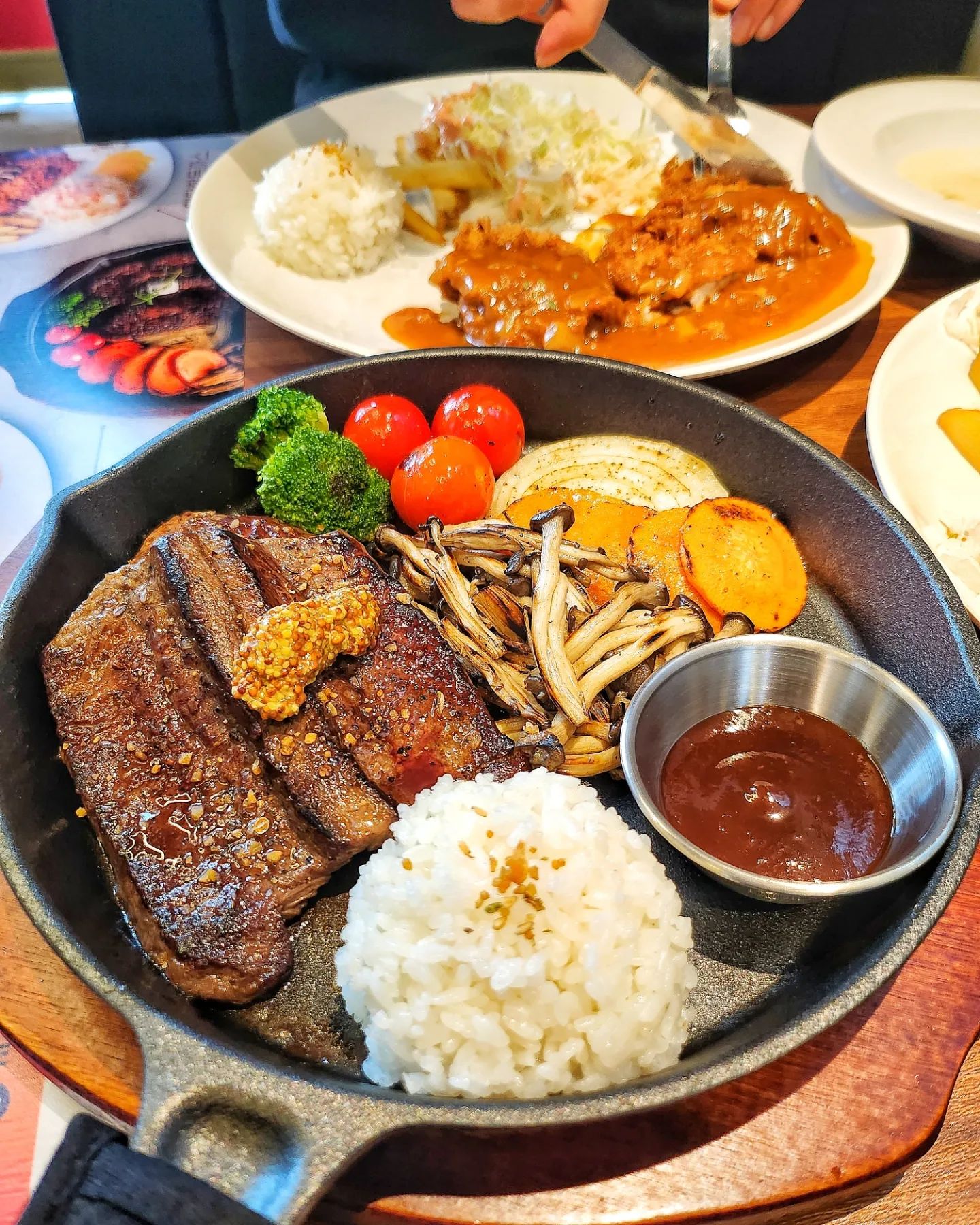 ⭐️송도맛집 ➡️ 대단한돈까스

갓가성비에 맛까지 갓벽한 송도 돈가스 맛집
대단한돈까스 푸파하고 왔어연✦‿✦💗

✔️스테이크 15,900원
돈가스집에서 파는 스테이크여서
맛을 크게 기대하진 않았는데 와,,개존맛탱,,
그냥 스테이크맛집이라고 해두대영❣️
부채살스테이크인데 미디움굽기로 촉촉한
육즙이 그대로 살아있어연🧡

✔️치즈까스 11,900원
치즈가 튀김옷 안에 들어 있는 게 아닌 
겉에 촤르르 이불처럼 덮여있어용 ! !
치즈양도 엄청 많아서 돈가스에 돌돌 말아 먹었슴둥☺️

✔️안심까스 11,900원
역시 돈가스는 안심으로 만든 게 최공,,◝( ˙ ꒳ ˙ )◜
겉바속촉의 그 잡채였습니당,,👻

#광고 #대단한돈까스송도점 #테크노파크역돈까스 #송도돈까스 #테크노파크돈까스 #테크노파크역맛집 #테크노파크맛집 #인천돈까스 #돈까스맛집 #대단한돈까스 #송도맛집 #안심돈까스 #치즈돈까스 #스테이크