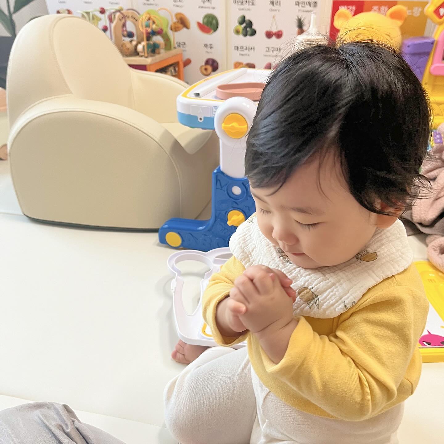 기도하는 아기🙏🏻

요즘 뭐든지 따라하는 예쇼. 
엄마 큐티하는 동안 공부도 하고,
엄마 기도할때 따라서 기도한다 .ᐟ

.
.
#천잰가
#성령충만 #아기