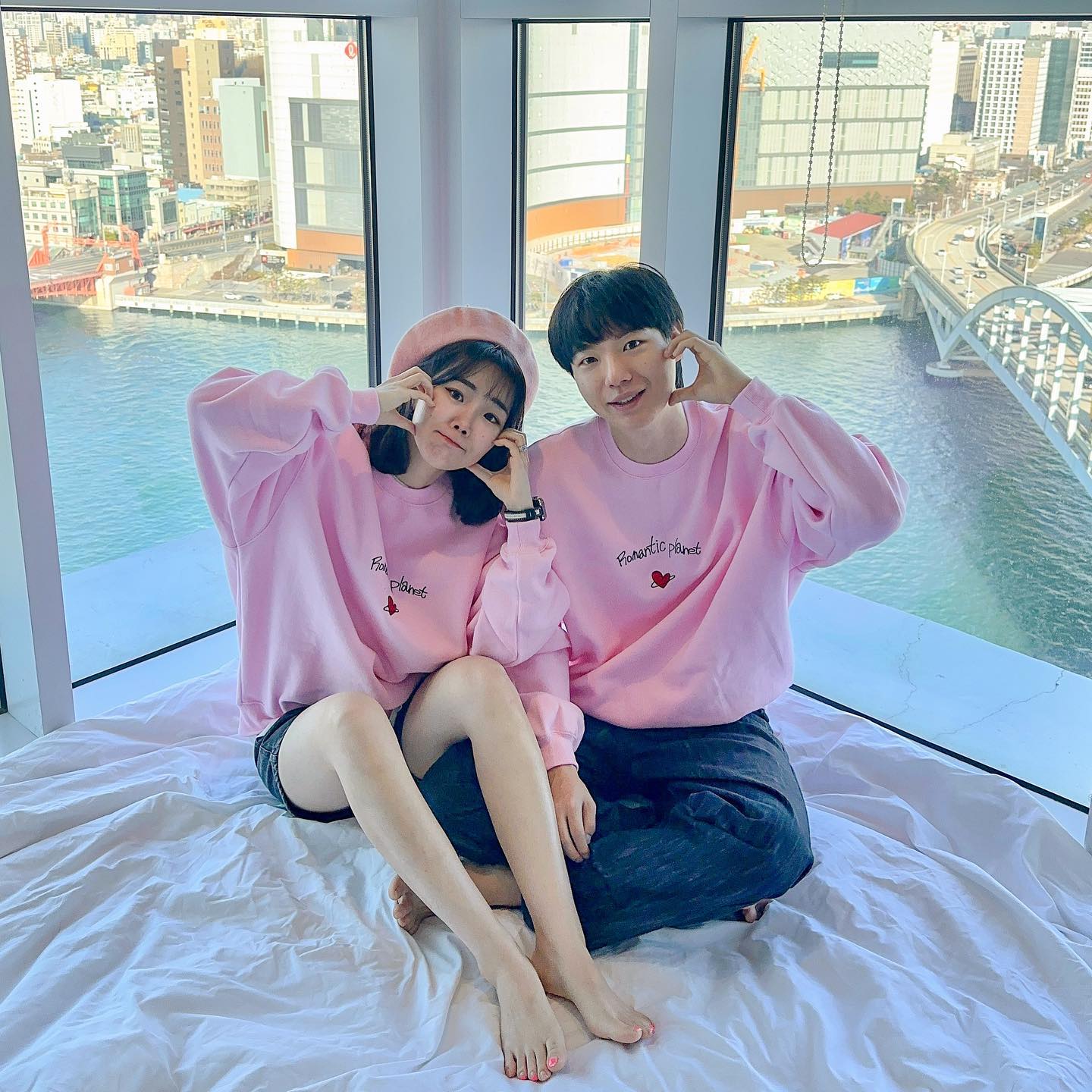 #협찬 #후니서나
휴..🤦🏻‍♀️ 내가 핑크를 입히려고,,,,,,,
무슨 노력을 했능지____

🙏🏻💃🏻🙏🏻🎁🍗🥺👩🏻‍🍳🙆🏻‍♂️

_ romanticplanet_official 
✔️러블리한 로고, 러블리한 컬러감
✔️너무 따스한 기모안감✨ 
✔️이쁜 컬러도 많이 있어서 커플 맨투맨으로 강츄
#로맨틱플래닛 #맨투맨코디