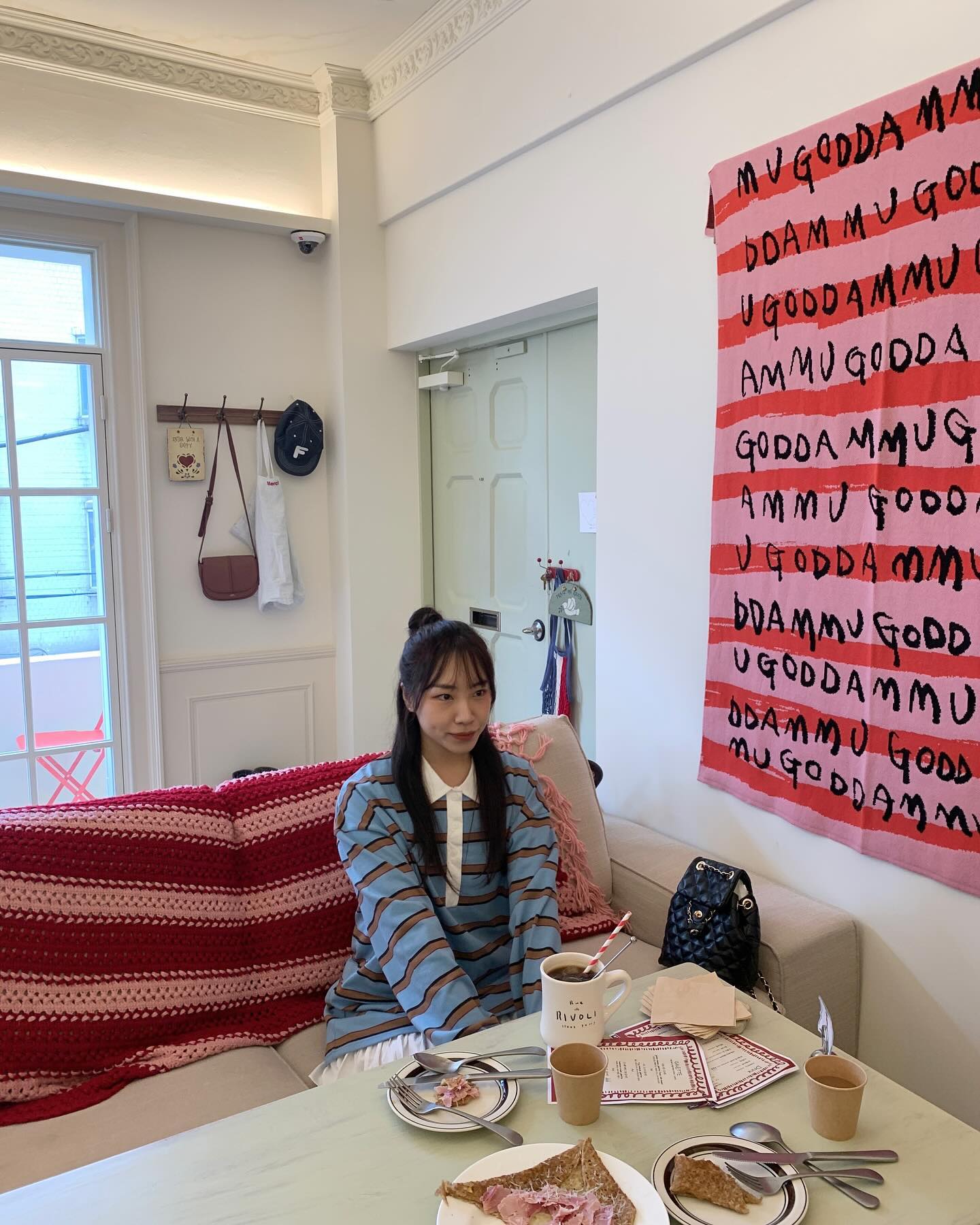 여기 뭐야 너무 예뻐🩵🎀 다들 한 마음으로 카메라가 쉬질 않는 곳ㅋㅋㅋㅋ