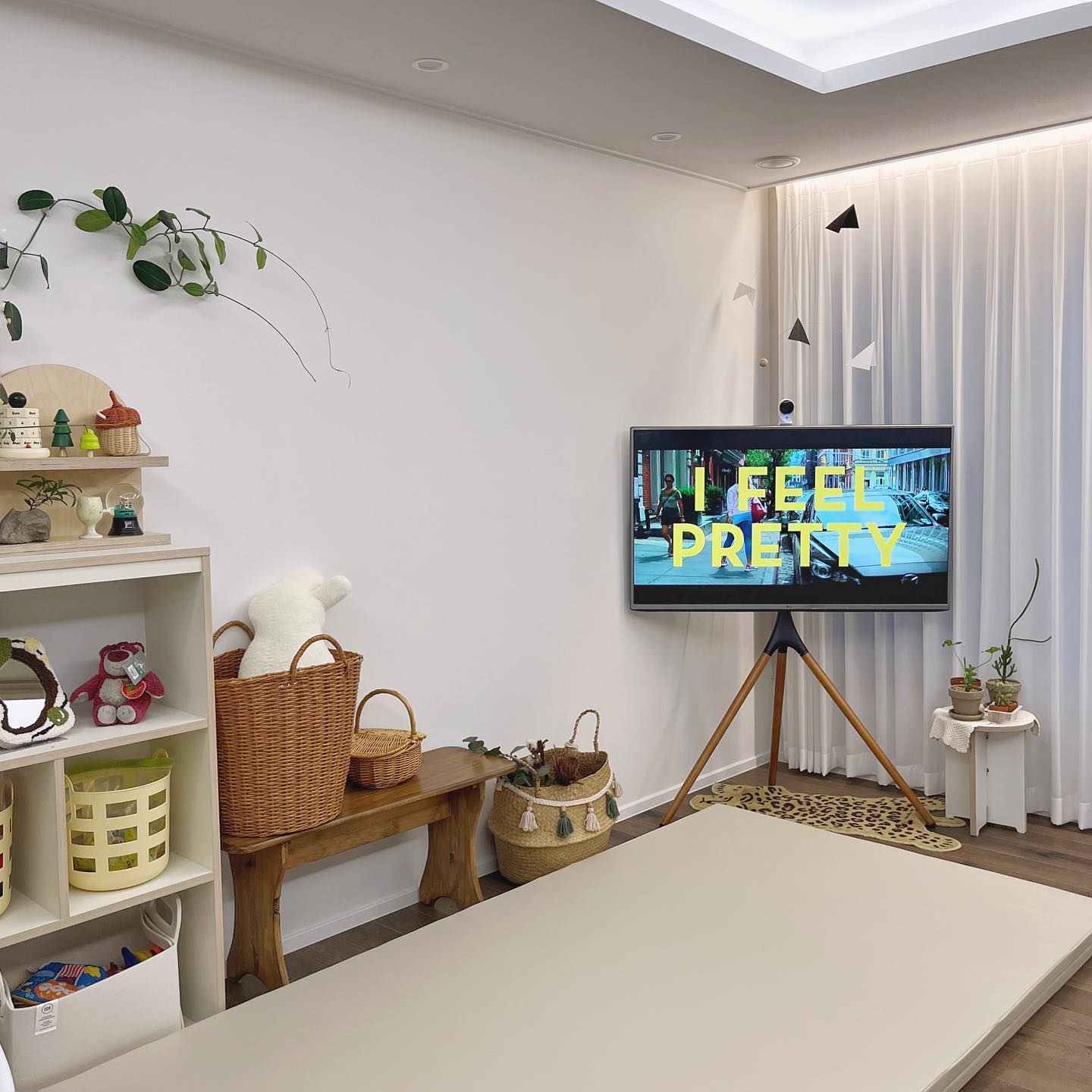 #광고
⠀ 
아이들의 퀸카가 🎬아이필프리티에서 영감을 받아 만든 곡이라고 하더라고요 !
그래서 오랜만에 다시 보기 타임🤭
⠀ 

거실의 배치나 소품이 많이 바뀌는 동안에도 굳건히 자리를 지키고 있는 티비에요❕
쇼파와 식탁 방향으로 돌려가며 볼 수 있어 여전히 참 잘한 결정이었다 싶어요😉

윤록이네가 이번에도 가전의 소소하고 유용한 이야기를 나눌 수 있는 220 서클멤버가 되었어요🫶🏻

2기에 처음 시작해 어느새 5기,
그간의 게시물들을 보니 우리집 가전의 변천사가 보여 새롭더라고요〰️
이번 시즌엔 콩알이를 위한 가전 비중이 조금 늘어나지 않을까 예상해봅니다 - 🤎

⠀ 
#220서클멤버5기 #220cordncode #220코드앤코드