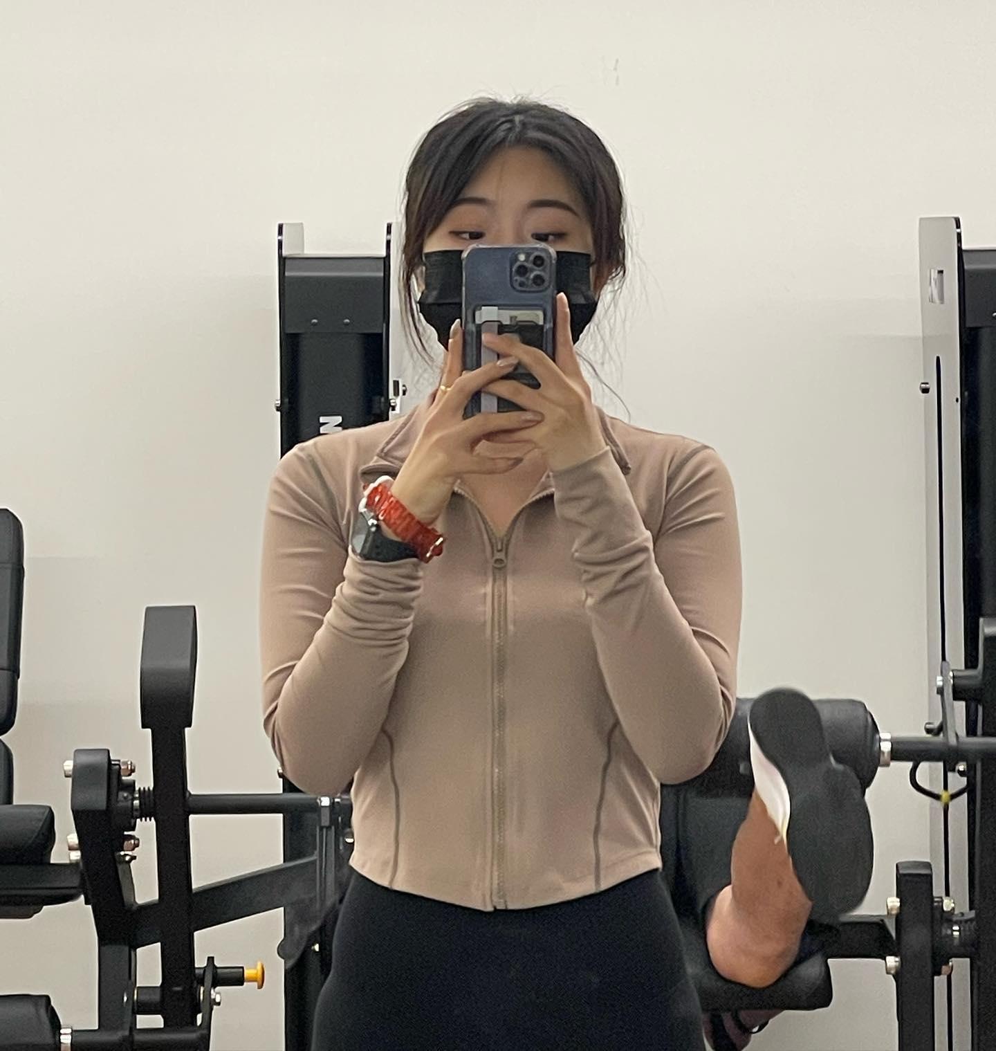 안녕하세요. 인님들.
제가 돌아왔습니다⭐️
흐흐흐흐 이제 운동하는 직장인이 되어 돌아왔습니다 취뽀⭐️ 
그동안 이사도 하고 놀고 먹고 하느라 운동을 안했죠 ㅋ 예예 반성하겠습니다! 
집앞30초 거리 헬스장1년 계약 오늘부터라 1일차 하구 왔습니당! 진짜 쉬다가 하니까 무게도 무겁고 개힘들고 아야하고 하네용 다리거 ㅎ 달달 거랴요..
저 이번에 끊은 헬스장 헬짱분들 엄청 많더라구뇨.. 저 기죽었어요 🥹 근데 미스테이크 한게 렉이 없어요.. 한개있나봐요.. 스미스는 3개? 아니.. 저는 못쓸꺼 같아요 오늘 실망을 크게 했어요 흑흑 헬짱분들께 양보.. 
1년만 와리가리 다니고 직장지하에 헬스장으로 옮기려구요.. 거기 짱좋이라는뎁😭

저 이제 직업 생겼으니까 제 직업을 맞춰보세요
맞추면 선물이 있을지 누가 알아요? 
운동은 자주 해보는걸로 해보겠슴미다! 
아디오스

살개찜!!!!!!!!!🤦🏻‍♀️🤦🏻‍♀️🤦🏻‍♀️