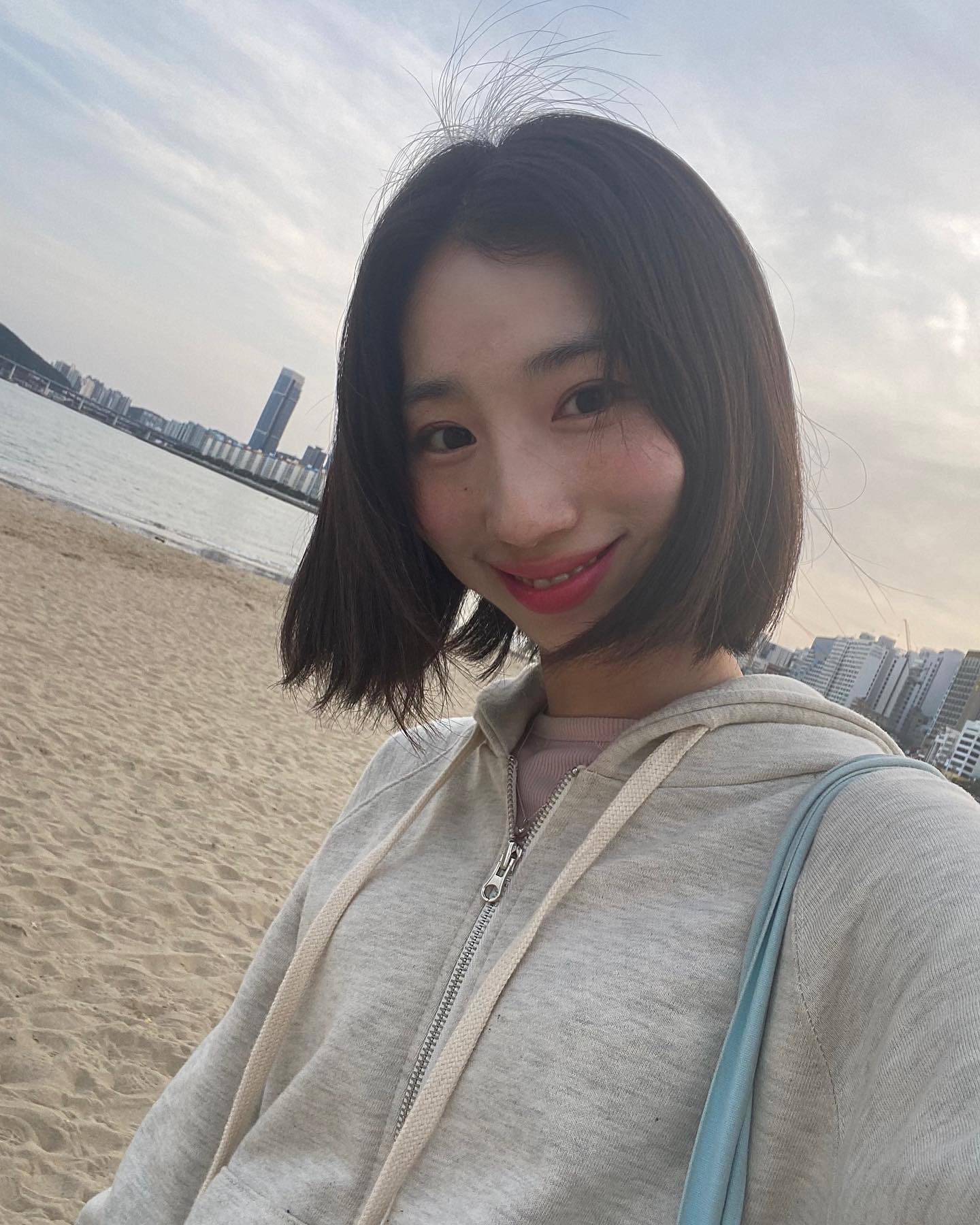 🐚😌
맨날 유튜브로만 파도소리 듣다가 진짜 바다보기 !!!
바다야 언니가 또 올게 ~~~~~~~~~~🚆💭🌉