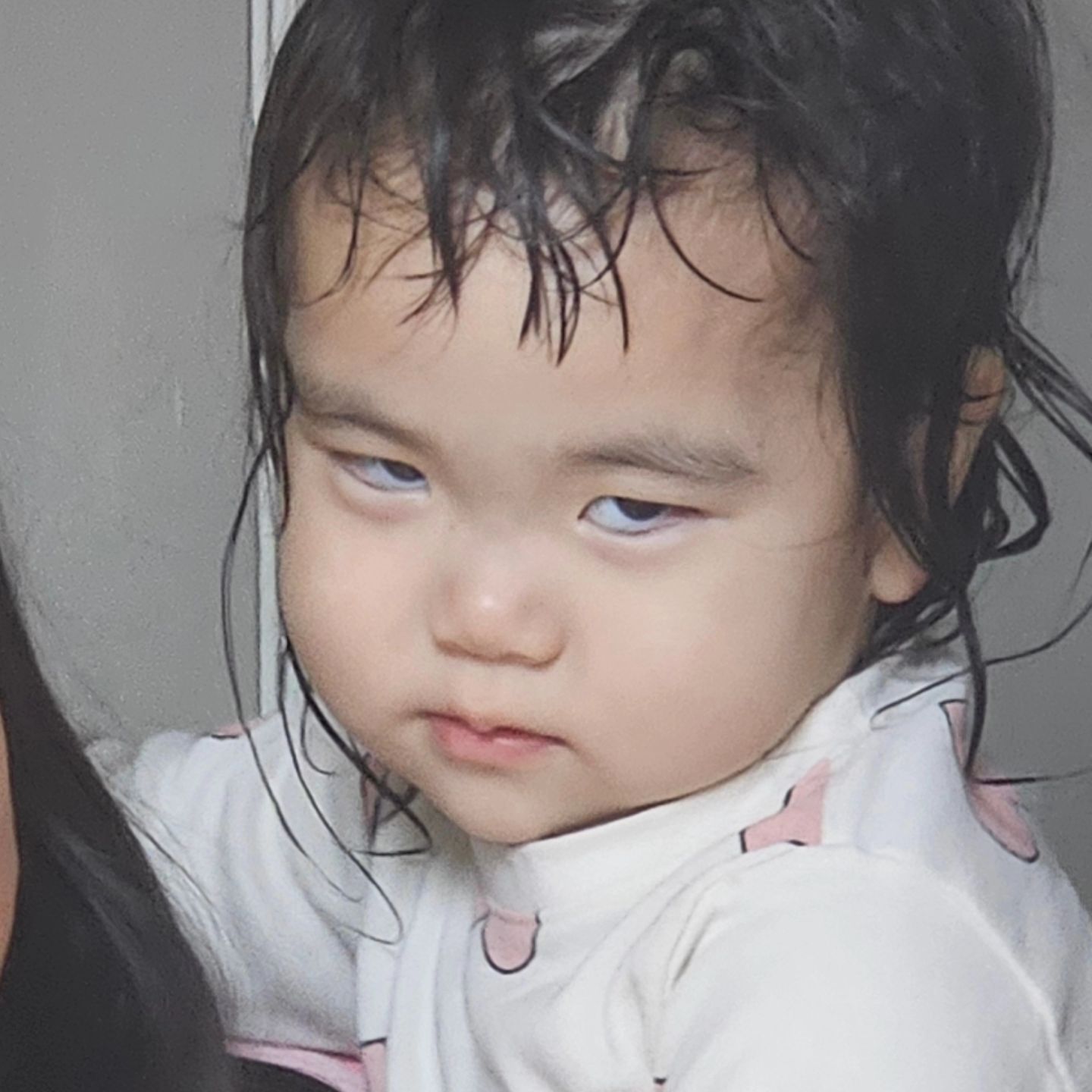 뭐하냐????????두돌 지나니까 진짜 웃긴다
자야되는데 내가 방에 안들어가니까..
문앞에서 언니한테 안겨서 저러고 째려보네..무서라..😂😂