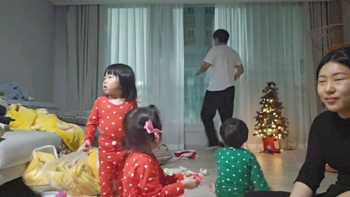 586𝘿𝙖𝙮𝙨ᰔᩚ

이번에도 어김없이 나타난 트리삼춘🌲
강이더도 컸다고 무서워서 오열
우리 샤니도 오열
배재더언니만 잔뜩 긴장한채로 울음 잘참았ㅋㅋㅋㅋㅋ
애두라 그래도 트리삼춘이 붕붕카 사준거야🤣🤣🤣