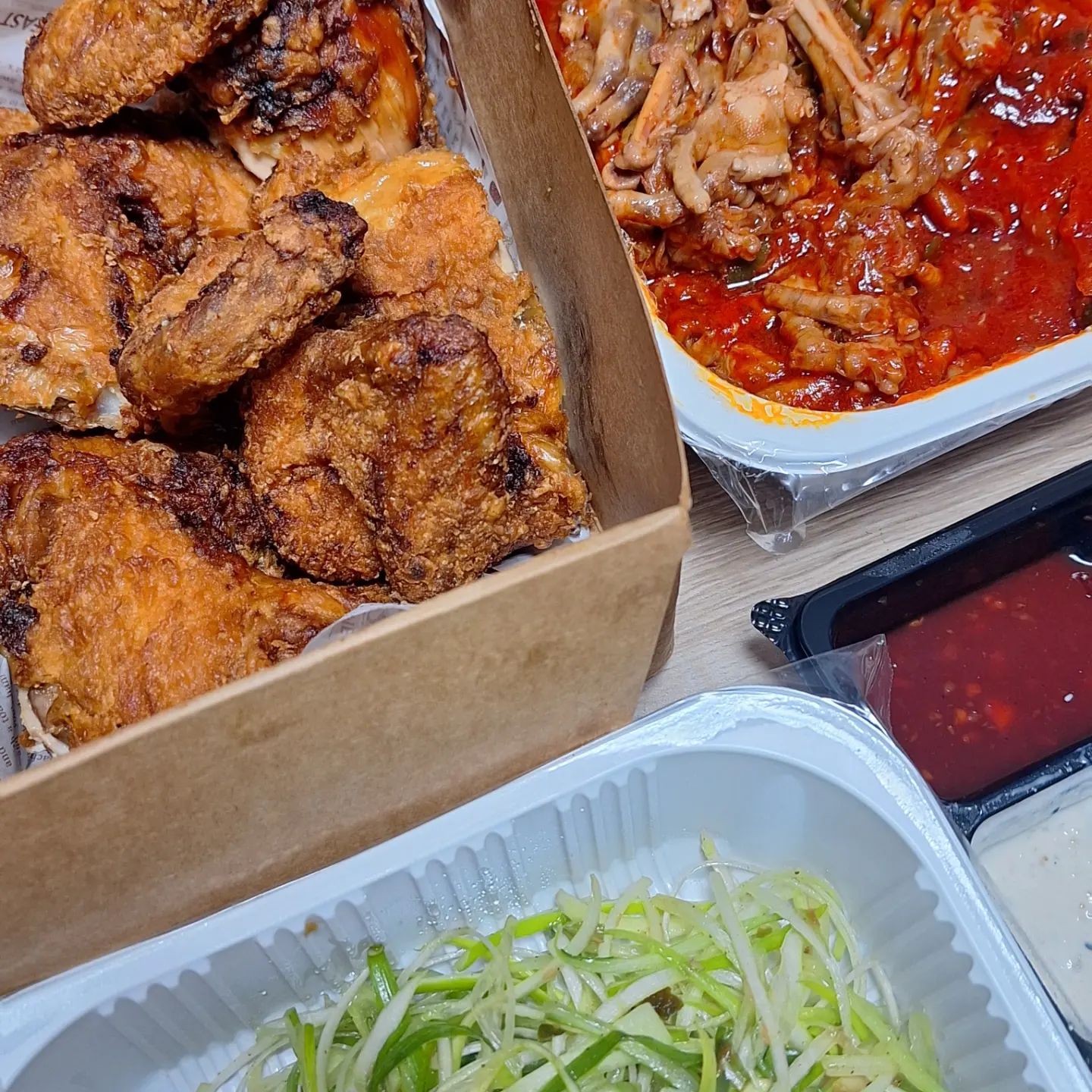 #설희네닭발 #약간매운닭발 #파닭
지난번 닭발 나만먹은게 미안해서
오늘은 포장
파닭도 맛나다길래 한번 시켜봣는데
옛날통닭스타일 한마리가 네조각으로
튀김옷도 약간 매콤 바삭 
파채얹어먹어도 맛나다 
닭발 데워먹어야 더 맛있을거라길래
데우고 #계란찜 #볶음밥 #단무지 까지 
갓벽한 오늘의 한끼 

역시 서터레스엔 맛있는거 

#좋아요 #일상 #소통 #댓글  #데일리 #팔로우
#대소맛집 #닭발 #닭발맛집