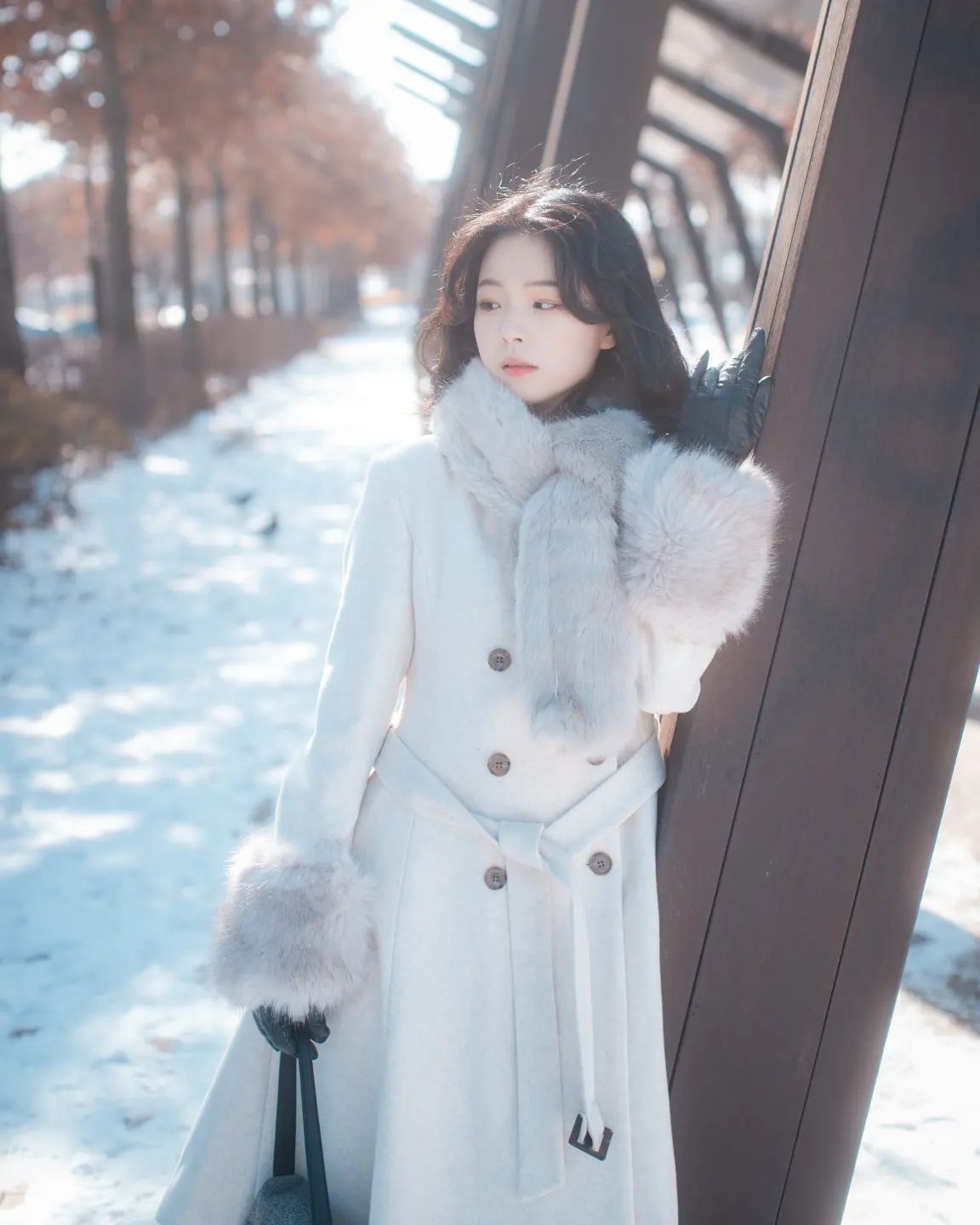 아직도 가끔은 고전틱하고 
희미한 겨울빛이 끌리네요❄️

분위기 낭낭한 화이트 크리스마스에요!
다들 메리 크리스마스 🎄 

#화이트크리스마스 #크리스마스코디 #classicbeauty 
#winterinkorea #코트코디