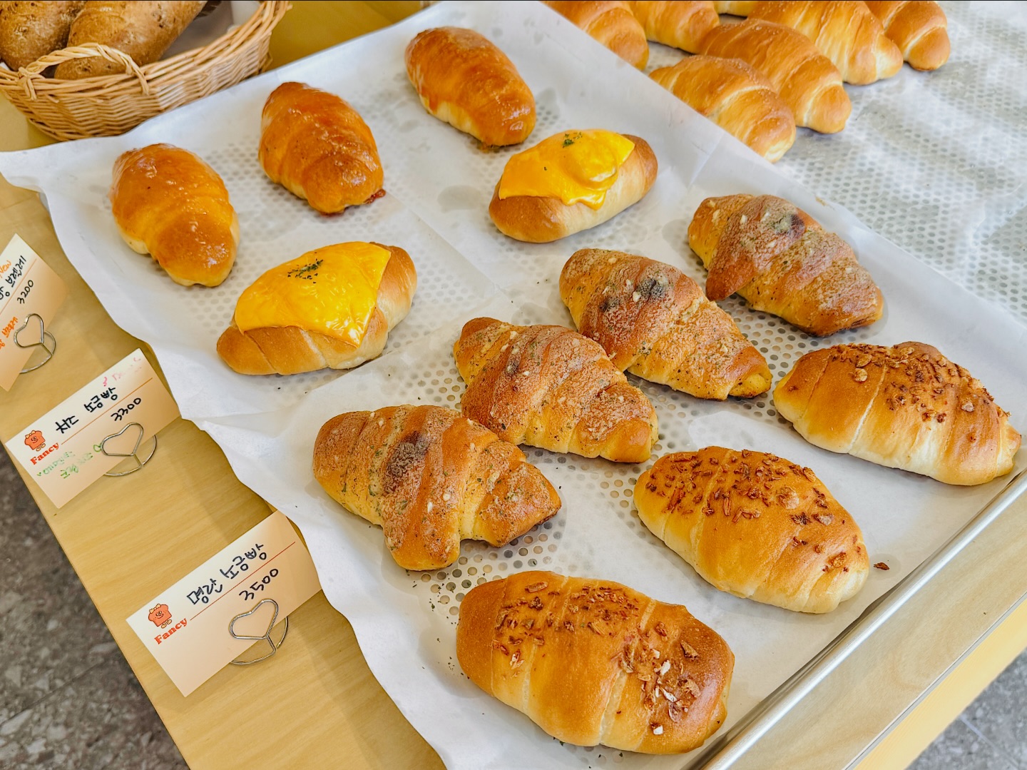 🍞펜시베이커리앤카페🍞

• 초코라떼 & 레몬에이드
• 엔젤쉬폰
• 모닝빵 
• 플레인 머핀

•매주 일요일 정기휴무
 월-토 8:30-20:30, 19:30 라스트 오더
🅿️ 주차 가능(유료) 최초 30분 200원
추가요금 5분당 30원, 최대 6,000원
📞 0507-1367-4281
📍포장, 예약 가능, 아기의자 있음
📍경기 고양시 덕양구 무원로 50-4 1층

#행신역카페 #행신동카페 #고양베이커리카페 #행신동빵집 #행신카페 #분위기좋은카페 #일상 #맛집 #맛집추천 #일산맛집 #일산맛집추천 #일산가볼만한곳 #일산행신 #카페 #카페맛집 #분위기맛집카페 #행신맛집 #행신카페추천 #베이커리빵집 #소금빵맛집 #펜시베이커리