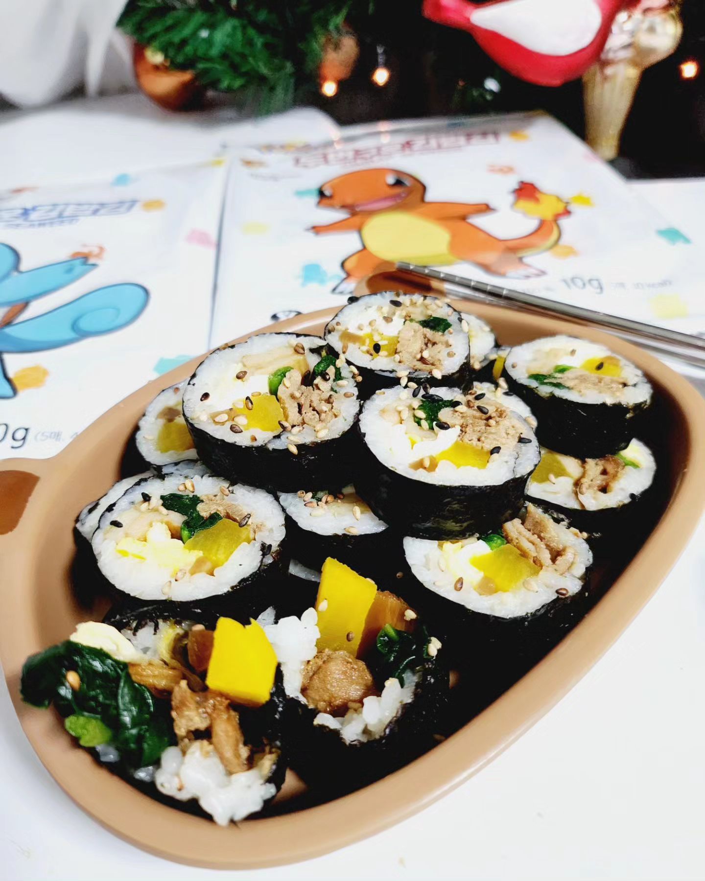 #협찬 #포켓몬김
.
.
알사람은 아는 
김밥 좀 마는 여자😋
.
빈이가 김밥을 유독 좋아해서
일주일에 한번은 꼭 김밥을 싸는것 같아요🤣
.
.
유독 김밥 옆구리가 잘 터진다면
그건 김 문제 일 경우가 가장 크더라구요!
.
김은 성경김이 맛있는거 다들 아시겠지만
김밥김도 역시 성경김이 더라구요!
.
성경김진짜 안터지고 잘말리는데 
두번구워서 그런지 바삭하고 맛있어요😄
.
.
.
청정 남해안에서 자란 고급 원초를 사용하여 만든
지도표 성경김 포켓몬김
.
포켓몬김에는 랜티큘러스티커도 들어 있어요!
이게 뭐라고 또 모아 보고 싶은 마음😋
.
앞으로 김은 포켓몬김으로 사야 겠어요😁
.
.
#지도표성경김 
sunggyungfood_official❤️
.
#포켓몬김 #포켓스티커 #김밥김 #김밥용김 #구운김밥김 #두번구운김밥김 #구운김 #김밥만들기 #김밥재료 #김밥레시피