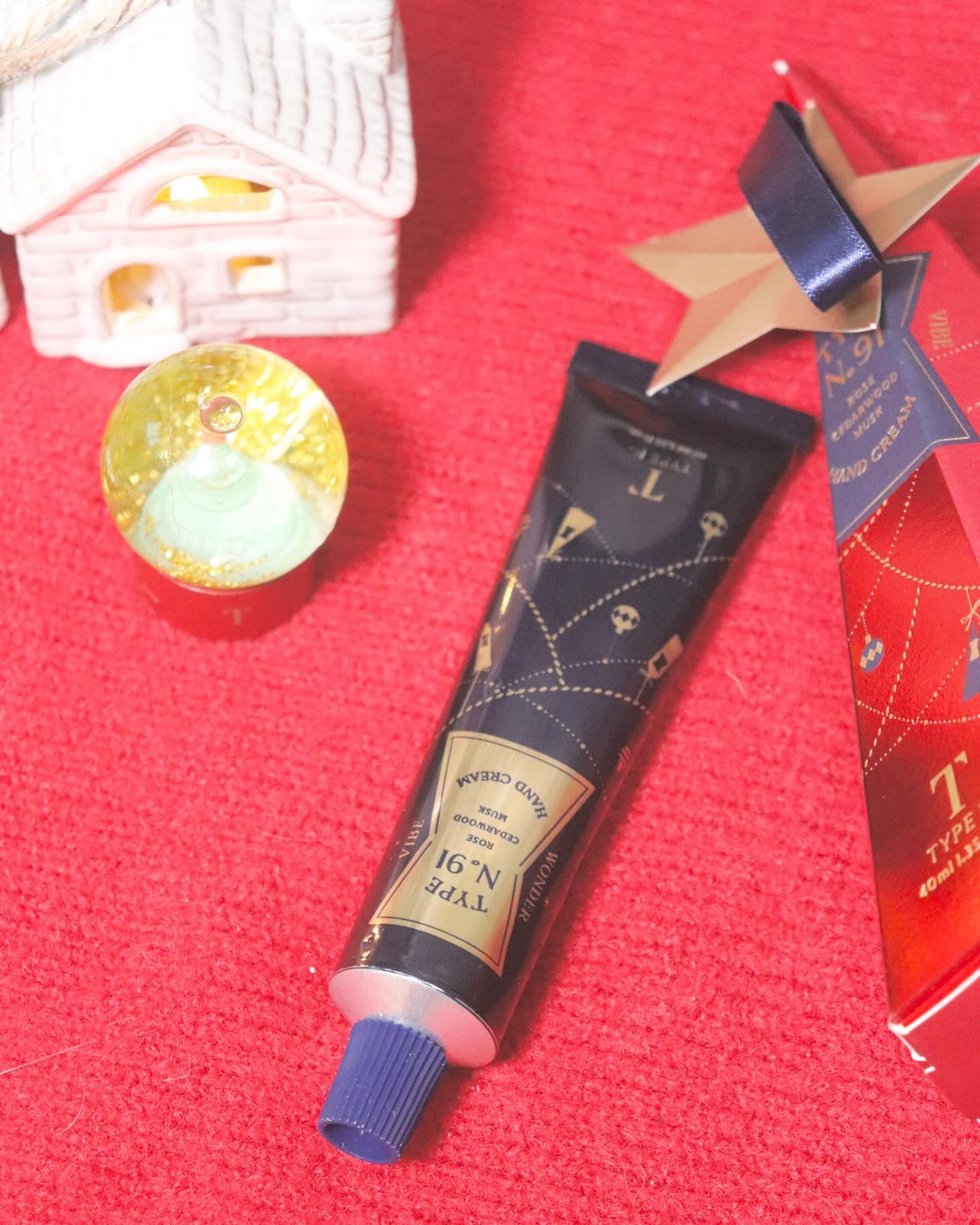 #협찬 cliocosmetics_official type_no._official  타입넘버 No.91 원더바이브 핸드크림 홀리데이 에디션🎄
문이 열리면 퍼지는 타입넘버 향의 집🚪🎄🎅🏻❤️
감도높은 브랜드 타입넘버에서 출시된 홀리데이 에디션 핸드크림!
알싸하고 센슈얼한 로즈 머스크 센트향으로 광야의 원초적이고 신비함 그리고, 푸른 달빛에 물든 아무도 없는 고요한 비밀정원 풍성하게 피어있는 매혹적인 로즈의 향으로🥀 연말에 딱 맞는 차분하고 고요한 향이예요
손씻고 발라주면 향 너무 좋아수 기분 좋아지는거 있죠?ㅎㅎ
피부에는 부드럽게 녹아 들어 풍부한 잔향으로 힐링해주며 끈적임 없이 촉촉하고 부드럽게 케어해주는 핸드크림으로 가을 겨울 손관리 해주기!
그리고 연말 선물로 좋은 홀리데이 패키지로 오로지 카카오 선물하기 에서만 만나볼 수 있는 2024 홀리데이 한정판, 스노우볼 기획세트까지🎄✨
너무 예쁘조?! 연말에 받으면 너무 기분 좋을 것 같은 패키지예요!
향부터 보습감도 좋은 타입넘버 No.91 원더바이브 핸드크림 홀리데이 에디션으로 촉촉한 연말 보내보아요🎄❤️💚

#클럽클리오서포터즈3기#타입넘버#no.91원더바이브핸드크림#핸드크림추천#홀리데이#연말선물
