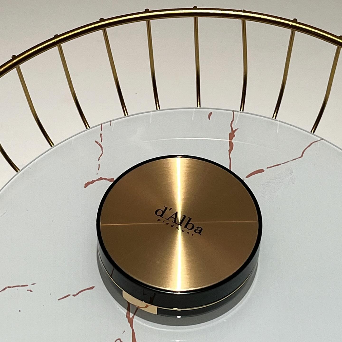 | #제품협찬
⠀
믿고 쓰는 달바의 새로운 팩트🪞
일단 외관이 너모 마음에 들고요?
지문확인안되는거 더 좋고요🫶🏻
⠀
메이크업 아티스트픽! 으로
전문가처럼 쉽게 촉촉한 피부표현 가능!
수분에센스 61% 함유되어 있어서
쵸크쵸크한 수분을 머금은 모이스처 텍스처로
촉촉해보이는 들뜸없는 메이크업 연출되요
그렇다고 두꺼운 커버가 아닌 🙅🏻‍♀️
피부와 어우러져서 자연스럽게 얇고
챡-! 붙어서 밀착력 좋아요! 물광피부 여기요!!
⠀
사소하지만 내장되어 있는 블랜딩 팔레트!
저 팩트 많이 바꿔봐도 요런거 처음봐요🙊
한번에 팍팍 바르기보단 덜어서 얇게,
여러번 챱챱하는게 더 뽀샤시한거 아시죠?
내용물을 덜어 양을 조절할수도 있고,
세럼, 앰플 등 쿠션과 함께 블랜딩하여
사용할 수 있는 팔레트🎨 까지✨
⠀
🔖 달바 dalba_piedmont
⠀
#달바쿠션 #세럼쿠션 #촉촉쿠션 #올리브영쿠션 #쿠션추천 #코덕 #화장품 #화장품그램