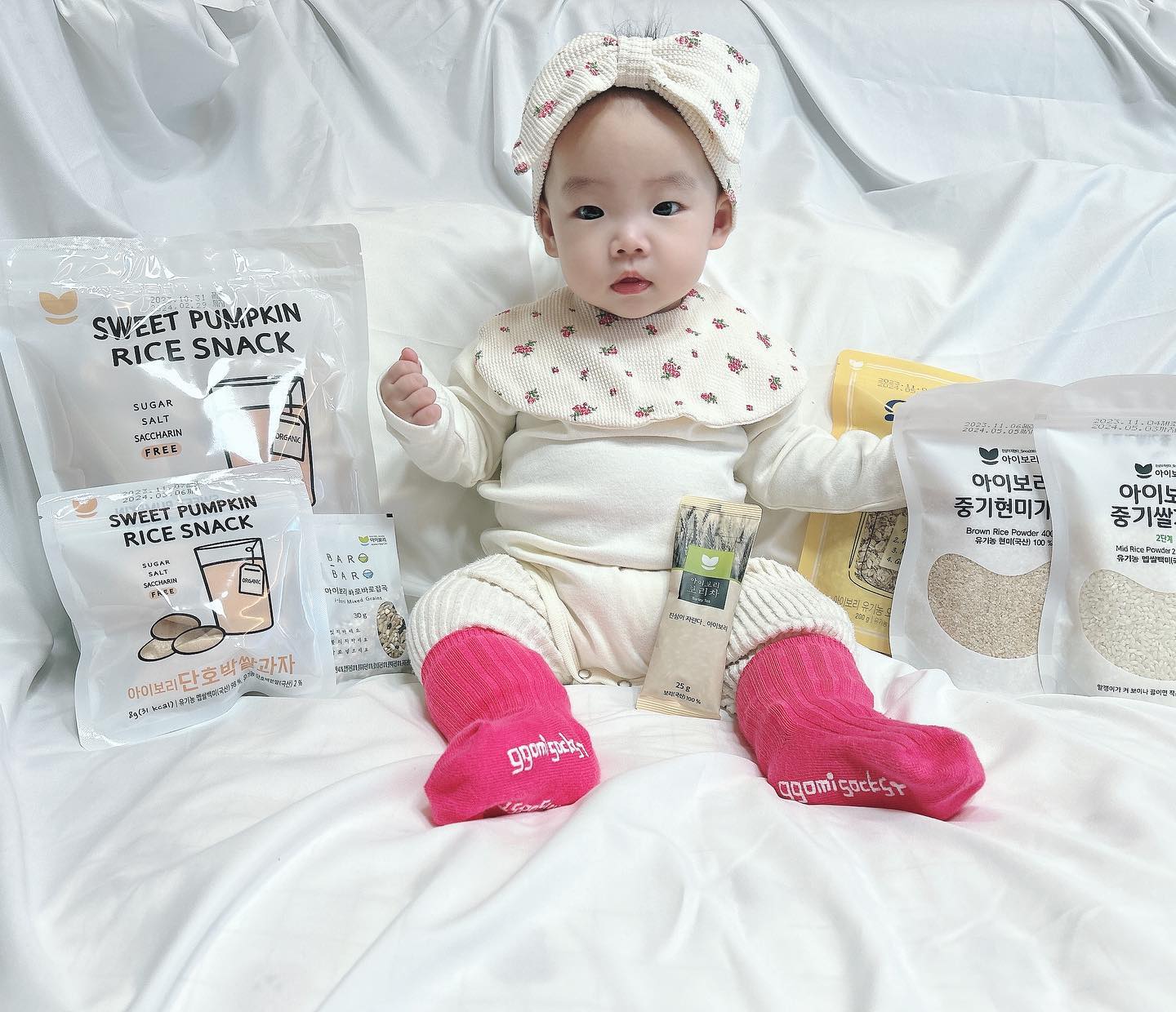 #협찬

아이보리 쌀가루!
구성품 진짜 최고...❤️
아이보리 쌀가루는 세아들맘이 만드는 100% 유기농 쌀가루에요
새봄이 초기이유식을 아이보리 쌀가루로 시작했어요
진짜 간편하고 좋더라구요
지금은 중기 이유식중인 새봄이
현미는 안먹여봤는데 쌀가루에 섞어서 먹여봤어요!
그냥 봤을땐 쌀가루 입자가 좀 커보이는데 막상 불리고 끓이니 그렇게 크지 않았어요!
입자있는걸 좋아하는 새봄이 뭐든 잘먹어용ㅋㅋ
아이보리 쌀가루는 세척이 되어나와서 바로 사용도 가능하고
HACCP인증, 농림축산식품부 유기 인증도 받아서 믿을수있는 제품이에요!! 
힘든 이유식 만들기ㅜ 아이보리와 함께해요❤️

🏷️𝘵𝘩𝘢𝘯𝘬𝘴 𝘵𝘰 ibori_since2007 

#협찬 #이유식 #쌀가루 #아이보리 #중기쌀가루 #중기이유식 #중기1단계 #중기2단계 #이유식준비 #육아 #육아스타그램 #육아맘일상