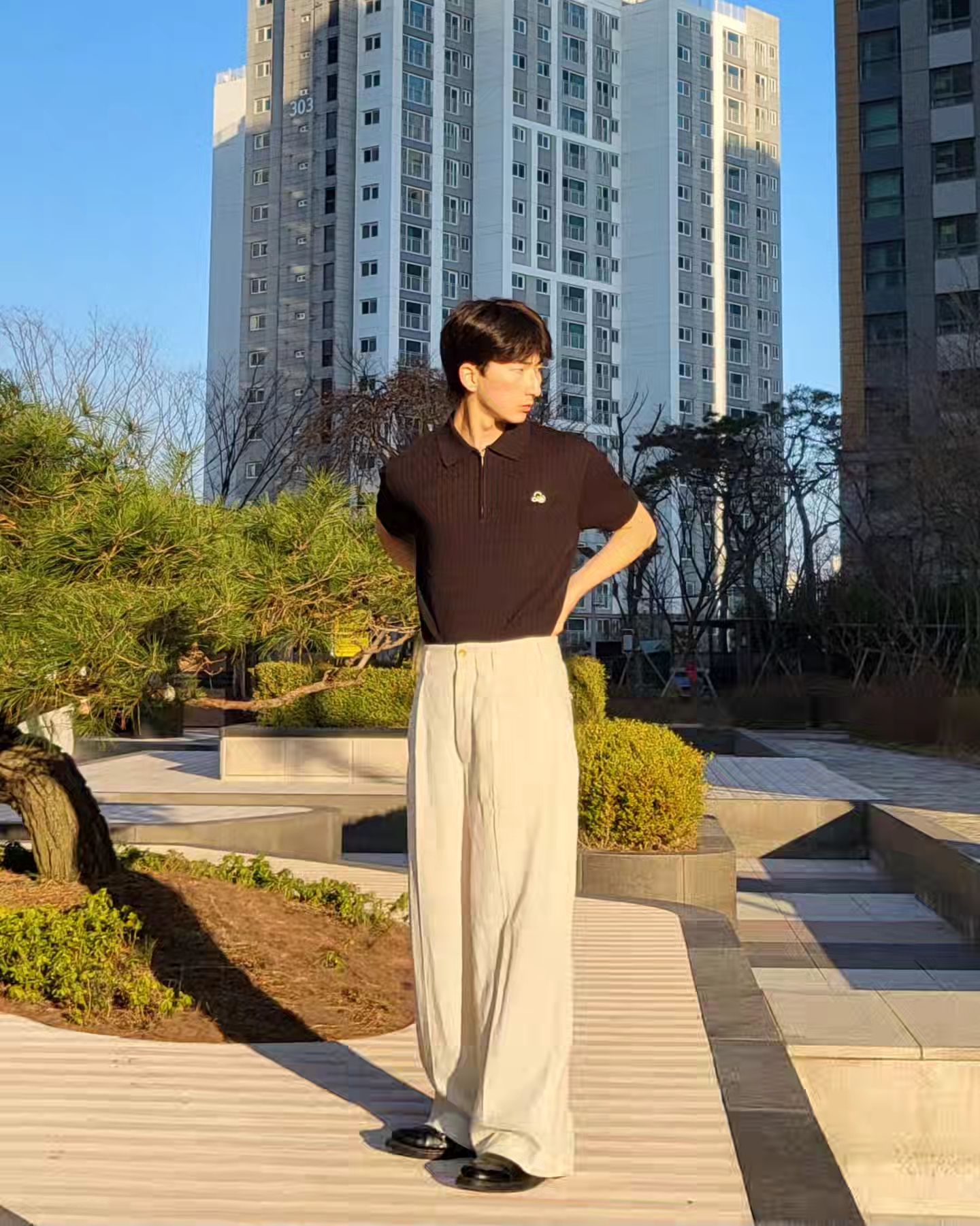 #협찬 
20th_hole 투에니스홀에서 "케이블 하프집업 니트"를 제공받았습니다.

1️⃣ 면 100% 원단으로 제작되어 착용감이 정말 부드러워요! 
- 소재에서 느껴지는 탄탄함과, 통기성이 좋아서 봄, 여름에 입기 좋을거 같습니다 :)

2️⃣ 비침이 적고 핏이 여유로워서 활동하기 좋아요
- 비침이 적어서 데일리로 입을 때 부담스럽지 않아서 좋았어요!
 
3️⃣ 브랜드로고(오리) 프린팅 로고가 한층 더 캐주얼한 느낌을 줘요
- 포멀한 분위기에 귀여운 로고 포인트로 캐주얼한 맛을 더해줘서 
포멀룩, 캐주얼룩, 남친룩에 잘 어울릴거 같아요

🌟 꿀팁 -  상의 컬러 블랙과 대비되게 화이트 팬츠를 매치해봤어요 :) 
상의 기장이 길지 않을 땐, 하의는 기장이 길고 밑위가 긴 제품을 입어
주면 비율이 좋아보인답니다!

revu__official

#투에니스홀 #20thhole #투에니더그 #골프코디 #골프웨어 #골프패션 #골프웨어추천 #카라니트 #반팔니트 #데일리 #니트코디 #여름니트 #하프집업 #캐주얼 #출근룩 #퇴근룩 #직장인룩 #캐주얼룩코디 #캐주얼룩 #반팔니트 #반팔니트코디 #패션계정맞팔