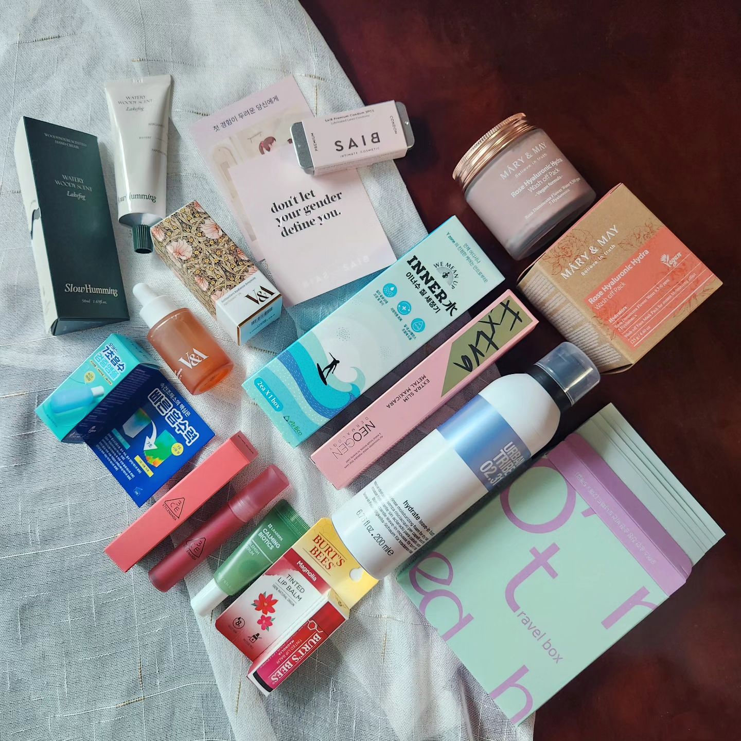 #얼루어발렌타인박스 #얼루어 ❤️🎁

이번 발렌타인박스 역시 얼루어가 얼루어했다//
전 시즌보다 본품이 더 많이 들어있어서 구성 up
-3CE 틴트는 완전 내가 좋아하는 컬러
-딱 필요했던 슬로우허밍 핸드크림은 향과 보습력 최고
-여행때 꼭 필요한 파우치타입 오어스 토너패드
-마리엔메이 팩은 원래 쓰고 있단 애정템

그 외에도 궁금했던 제품들 가득ෆ

#네오젠 #달바 #루미노베이션 #리더스코스메틱 #마리엔메이 #버츠비 #세이브 #스킨1004 #슬로우허밍 #어반트라이브 #오어스 #이너수 #폴앤조보떼 #3CE #CNP #V&A