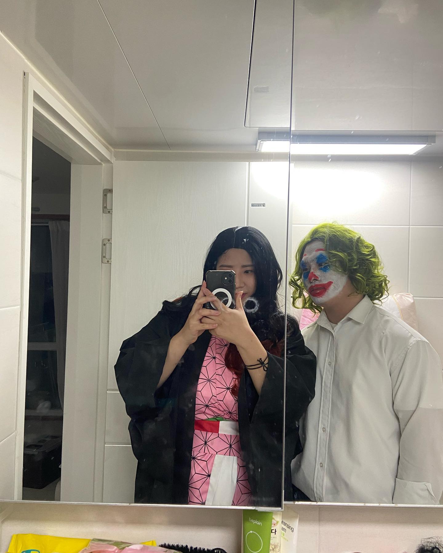 작년엔 유령신부 급하게 준비하느라 의상은 못 샀었는데 이번에 한 달전부터 준비 ㅋㅋㅋㅋ
.
엘베에 사람이 없어서 다행 ㅋㅋㅋㅋㅋㅋㅋㅋ
.
진짜 노는데 진심인 사람들 ❤️
.
내년 할로윈도 함께해요❤️
.
#할로윈 #happyhalloween ##halloween #party #할로윈파티 #좋반 #좋테 #조커 #joker #네즈코 #네즈코코스프레 #코스프레 #nezuko #nezukokamado #ねずこ #귀칼 #귀멸의칼날
