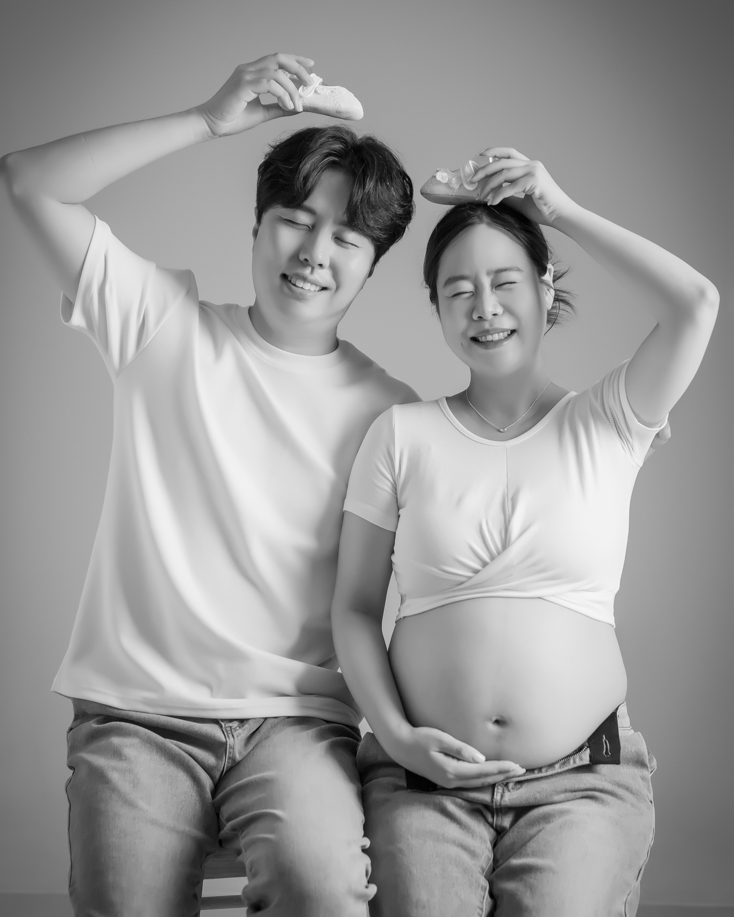 1𝙨𝙩 ᴏᴜʀ 𝙬𝙚𝙙𝙙𝙞𝙣𝙜 𝙖𝙣𝙣𝙞𝙫𝙚𝙧𝙨𝙖𝙧𝙮🎉
결혼기념일에 올려보는 만삭사진📸

함께한 지 1656일, 부부가 된 지 366일 그리고 부모가 되기까지 63일 남은 오늘에서야 제대로 해보는 임밍아웃🤰🏻✨ 그동안 스토리에서는 엄청 소식을 올려댔는데 이렇게 정식(?)으로는 처음 말해보는 것 같아요. 2023년 9월 16일 부부가 된 송즈가 올 해는 둘이 아닌 셋이서 첫번째 결혼기념일을 맞이했습니다୧⃛(๑⃙⃘◡̈๑⃙⃘)୨⃛.ᐟ.ᐟ

이제 두 달 정도 뒤면 송즈를 꼭 닮은 예쁜 아기천사 쑝쑝이가 지구별 착륙 준비를 끝내고 엄마아빠 품으로 찾아온답니다🌏🌱
앞으로 쑝쑝이 많이 예뻐해주세요 임모삼춘들~?👼🏻🎀🤍🫧

✏️결혼 1주년을 맞이해서 조금은 사적이고 재미없을 수 있는, 읽지 않아도 되는 이야기를 조금 덧붙여볼게요. 어제는 쑝쑝이가 찾아오고 처음으로 달리는 차에서 발작이 있었어요. 점례씨 만나고 조금씩 줄었던 빈도가 쑝쑝이가 자꾸 커지면서 숨 쉬는게 힘들어졌는지 거의 2년정도 만에 발작이 오니 정말 죽을 것 같더라구요. 친정 식구들은 제가 발작이 온 걸 처음 봐서 우왕좌왕하는데 점례씨가 얼른 아빠한테 차를 세우시라하고 옆자리에 와서 손을 꼭 잡아주며 호흡을 찾을 수 있게 다독거려주었고 몇 분 뒤 조금 안정을 찾을 수 있게 되었어요. 임신하고는 처음 겪은 공황이라 더 무서웠는데 이럴 때 점례씨 같은 사람이 내 옆에 있어줘서 참 고맙다는 생각이 정신을 차리고 나니 문득 들었어요. 어쩌면 이런 것들때문에 부부가 되는 결심을 하기가 힘들었을 수도 있을텐데 처음 만나서부터 한결같이 묵묵히 옆에서 의지가 되어주는 남자라 저도 점례씨 앞에서는 오히려 더 마음 편하게 있을 수 있는 것 같아요. 앞으로는 이제 저도 점례씨에게 의지할 수 있는 아내 그리고 쑝쑝이에게 멋진 엄마가 될 수 있도록 노력해야겠어요:)
.
.
#송즈부부 #만삭촬영 #결혼1주년 #앞으로도잘살겠습니다