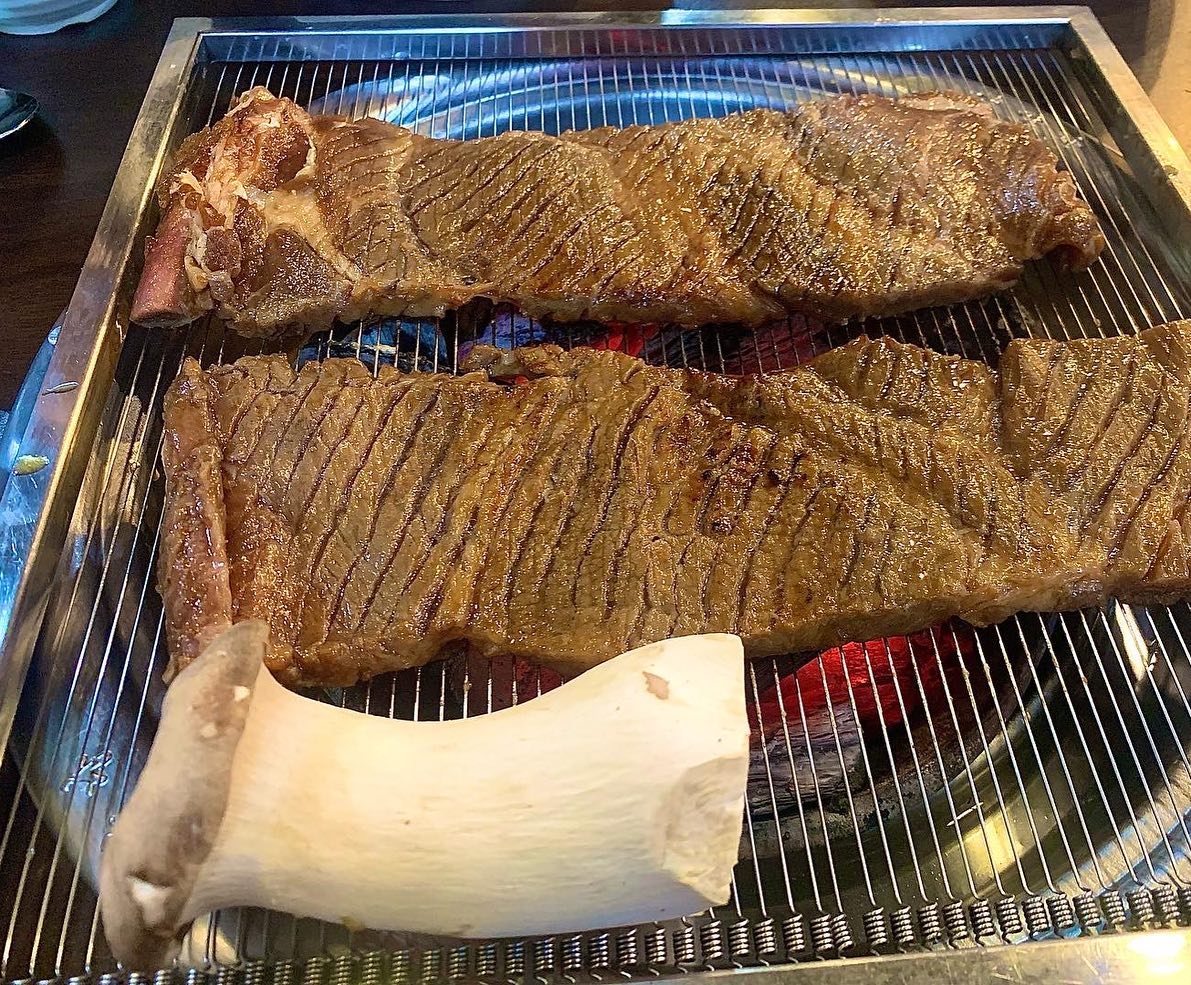 똑똑, 오늘은 돼지갈비&육회 어때요?
