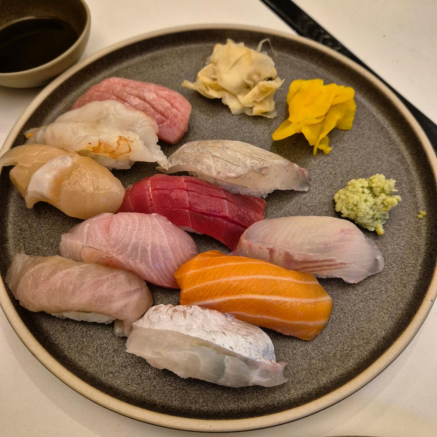 #대구핫플#대구맛집#판초밥맛집

맛있는 판초밥집이 많은데 여기도 강추!
주방을 보면 사장님의 마인드가 보인다👍
영업중인 주방의 정리된 모습💓

음식들도 깔끔하고 과하거나 부족함없이 딱 적당한 느낌!! 다양한 식감과 맛으로 만족스러웠던 초밥과
노리마끼라는 부담스럽지않은 사이즈의 후토마키미니버전도 너무 좋았다.
아마이냉우동도 깔끔하게 맛있었다.

데이트코스나 식사코스로 완전 추천!!

#코리#cory
❣️대구 중구 이천로 229-10 1층
⏰️11시~22시
*16~17시 브레이크타임 있음*
🚗매장앞 주차가능