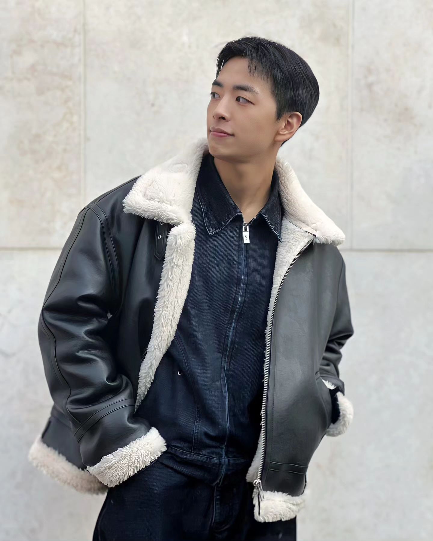 #협찬
⠀⠀⠀⠀⠀⠀⠀⠀⠀⠀⠀⠀⠀⠀⠀⠀⠀⠀⠀⠀⠀⠀⠀⠀⠀⠀⠀⠀⠀⠀⠀⠀
지오다노
에코레더 무스탕

여유있는 핏감으로
겨울철 두꺼운 이너와 함께 착용하기 좋다

램스킨과 유사한 에코 레더 원단으로
고급스러움이 돋보인다

YKK사의 지퍼로
내구성이 좋고 찬바람이 유입되지 않아
따뜻하다

무엇보다 팟팟한 느낌이 없어서
생활할때 불편함 없이 착용 가능하다

#지오다노 #GIORDANO #GOTD