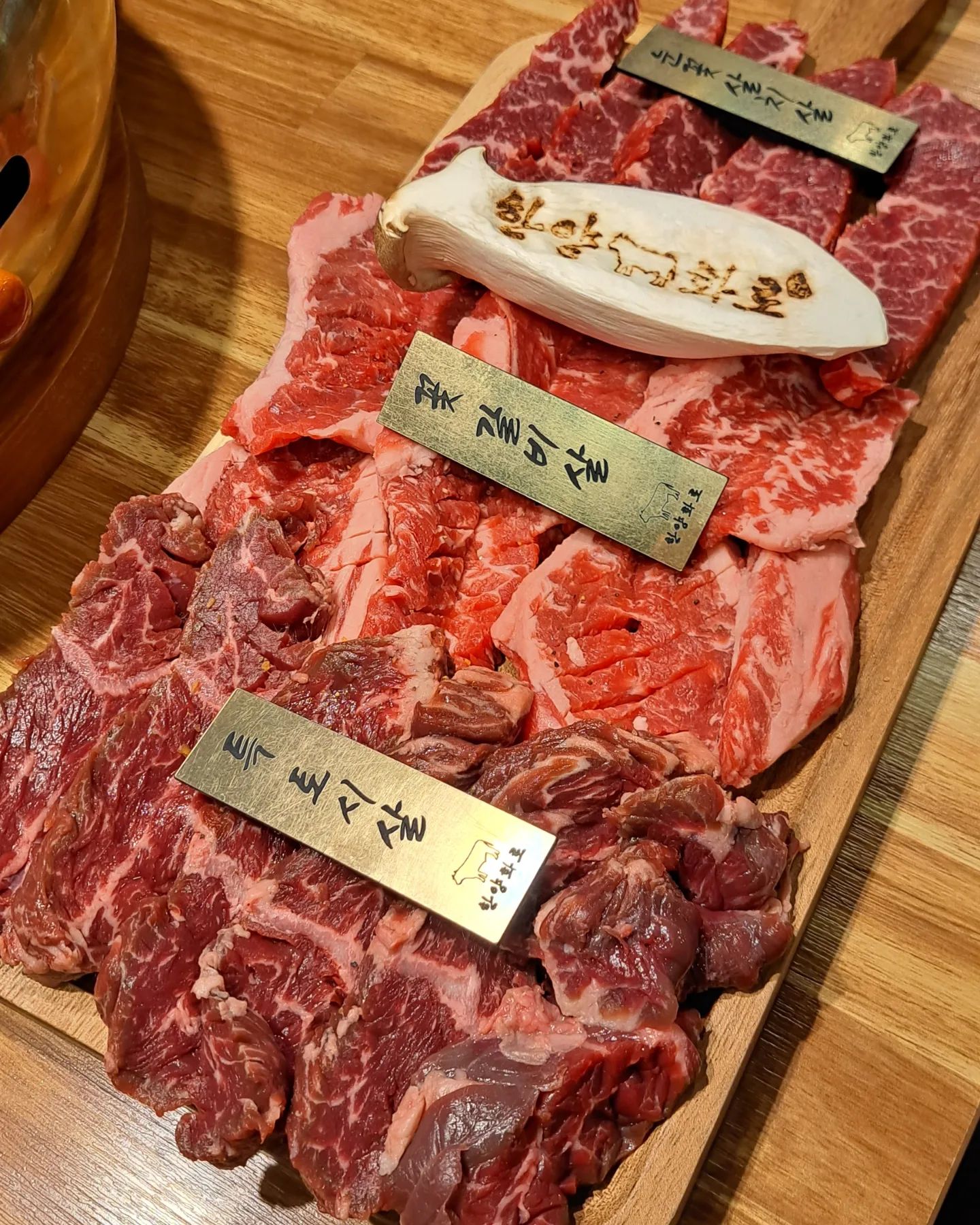 #협찬 수입산 소고기를 저렴하게 즐길 수 있는 가성비 소고기집 

잡내가 나거나 질기지 않아서 맛있게 즐기고 왔다.
토시살, 갈비살, 눈꽃살치살이 같이 나오는 한양A두판을 주문했고 고기양만 800g이라 셋이 먹기에 양이 많았지만 깨끗하게 클리어😆
(내 원픽은 꽃갈비살💛 )

반찬도 굉장히 깔끔하게 잘 나오는데 하나같이 다 맛있고 셀프바에서 원하는만큼 퍼다먹을 수 있음! 

소고기가 들어간 소고기라면도 정말 맛있으니 꼭 시켜먹어보시길!! 

📍충북 청주시 상당구 중고개로141번길 13-20 201호, 201-1호 <한양화로 청주동남점> 

#소고기맛집 #소고기구이 #가성비소고기 #마동석소고기 #마동석고기집 #마동석고깃집 #마블리고기집 #한양화로 #한양화로청주동남점 #청주소고기 #청주동남소고기 #용암동소고기 #가성비좋은맛집 #청주소고기 #청주소고기맛집 #동남지구소고기 #청주동남지구맛집