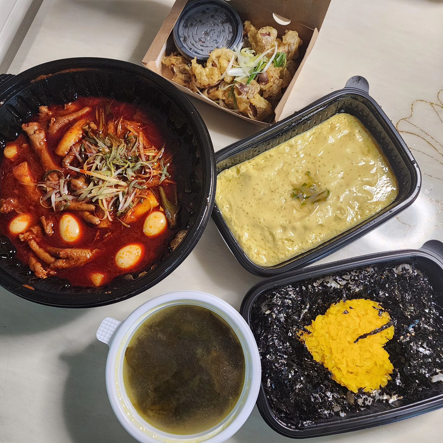 #협찬
'일오삼국물닭발'에서 국물닭발세트를 포장해서 먹었어요!
 양도 많고 매콤한 국물닭발인데요 뼈도 잘 발리고 야들야들하니 완전 최고에요
주먹밥과 함께 닭발 한 입하면 스트레스가 완전 싸악 날라가요~
계란찜도 탱클탱클하니 식감 최고!
서비스로 받은 닭똥집이 진심 너무 맛있어서 닭똥집도 주문하시는 것 추천!

의정부닭발을 찾으신다면 '일오삼국물닭발' 추천이에요

#의정부맛집 #의정부닭발 #의정부닭발맛집 #의정부국물닭발 #의정부국물닭발맛집 #의정부맛집추천 #의정부배달 #의정부배달맛집 #의정부포장 #의정부포장추천
#리뷰노트