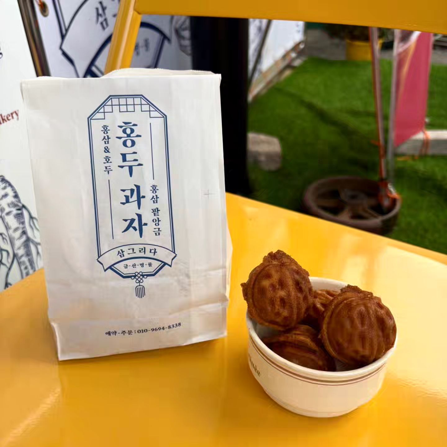 협찬

금산인삼축제에서 맛본 홍두과자&인삼스무디

제1회 전국 인삼제품 품평회 혁신대상 수상작이라니
요런건 꼭 맛봐야죠!

홍두과자는 홍삼맛이 나는 호두과자에요
홍삼 호두과자!

갓구운 홍두과자와
인삼이 듬뿍 들어간 인삼스무디도 맛있으니까 
금산여행 가면 꼭 드세요!

sc_fnb
#홍두과자 #인삼스무디 #충남여행 #금산인삼 #삼그리다 #인삼 #홍삼 #홍삼제과 #금산 #맛집