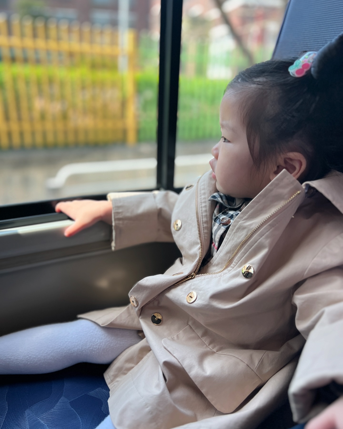 👧🏻+674 👶🏻+90
엄마와 두번째 타요데이트 한 쩨리🩷
이번엔 좀 더 멀리 타요타고 가보기로 했어요.🚌
두번째인데도 긴장했는지 손을 꼭 잡아달라고 하네요.
창밖구경하다가 잠이 든 쩨리❣️ 이건 쩨리뽀맘 계획에 없었는데요😅
다행히 조금 더 가면 백화점이라 내려서 유모차 빌려서 눕혔어요.
자고 일어나서 백화점 구경도 하고 엄마랑 아이스크림 먹고왔어요.
이제 아이스크림 한입도 안줘요🤣
쩨리랑 엄마랑 외출한 사이 뽀는 아빠와 함께했는데요.🩵
쪽쪽이를 자꾸 뱉어서 저렇게 잡아줘야 해요😱
쪽쪽이를 바꿔봐야 될까요?🤔
애둘 육퇴 후 축구보며 회에 화이트와인 한잔 했더니 오늘 하루도 너무 행복하네요.😍
하루하루 호락호락하지 않은 육아 이왕하는거 즐겁게 하자구요🫶🏻