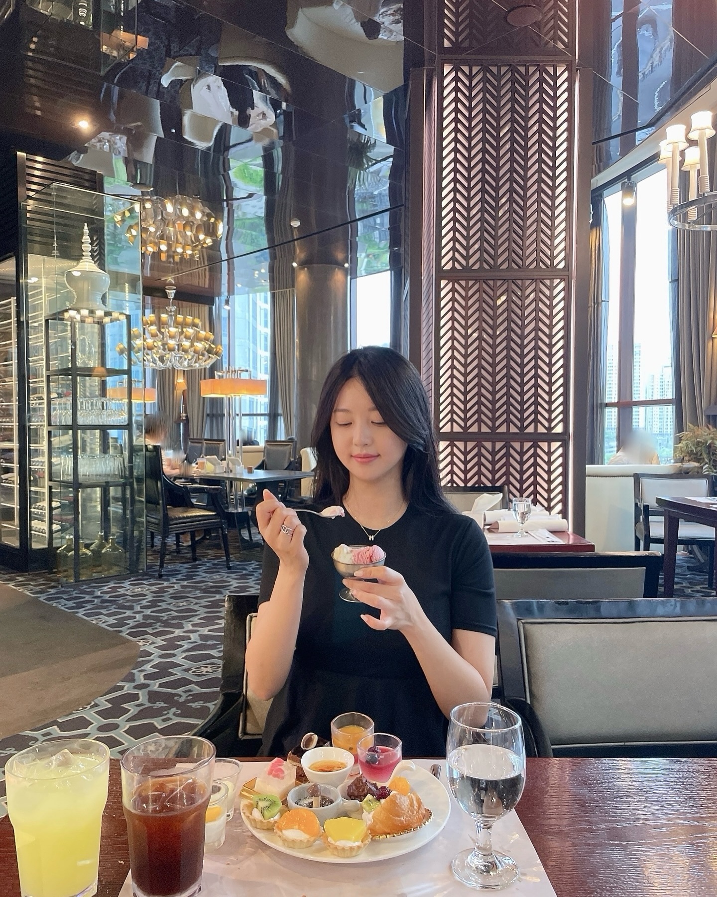 #광고

부산 뷔페 맛집
센텀 그랜드애플🤍

종류도 많고, 모든 음식이 다 맛있는 곳..🤤
특히 양갈비 찐 추천!
고기 구워주시는 셰프님도 고기에 진심이 더라구요ㅋㅋ

후식 디저트 종류도 얼마나 많은지..🍰✨
(다 맛보고 싶은데 들어가지 않는 내 배를 원망..ㅎㅎ) 

고급진 인테리어에✨
맛있는 음식 맛있게 양껏 먹고 싶다면!

가격도 맛도 분위기도 좋은 그랜드애플 추천👍🏻

마지막 테이크아웃 커피 꼭 챙겨가긔‼️
.
————————————————————

🍽️그랜드애플 ( grandapple_official )
📍부산 해운대구 센텀1로 25 5,6층
📍수요일 휴무
📍051-743-3331
✔️좋은 자리 앉고싶다면 일주일전 예약 필수:)

<MENU>
-평일 : 런치 65,000원 / 디너 69,000원
-주말 : 79,000원
-초등학생 : 평일 40,000원 / 주말 45,000원
-미취학아동 : 평일 21,000원 / 주말 25,000원

————————————————————

#부산맛집 #부산뷔페 #해운대맛집 #그랜드애플
#부산카페 #부산여행 #부산핫플 #부산