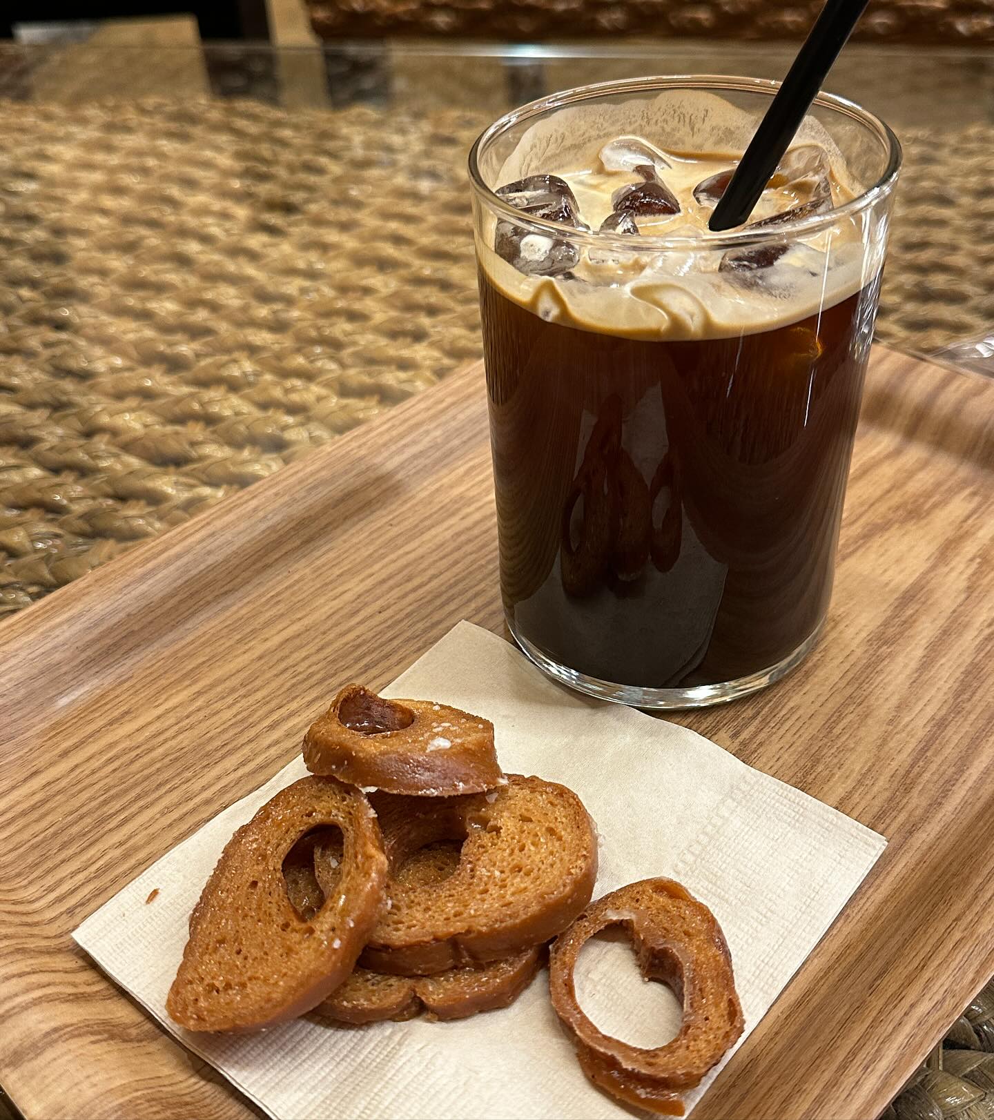 나는 #coffee 를 좋아한다.
하루에 5잔도 마실 수 있다.

#젤코바 집 앞에 있는 #cafe 
#소금빵 맛집이다.

소금빵과 아메리카노 조합은 
스팸과 갓 지은 흰쌀밥과 같다.

#얼죽아 #소금빵 #소금빵러스크 #bread 
#제주카페 #jeju #제주빵지순례 #먹방스타그램