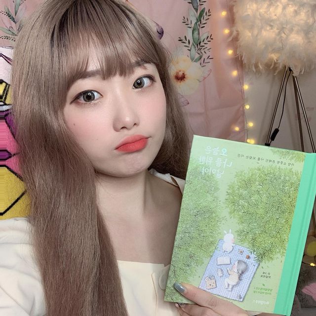 백설탕 on Instagram: "#협찬 책으로 힐링 왕창 하고가기 😚 요즘 일에 치히고 이래저래 바빠서 힘들었는데 머리도 잠시 식힐 겸 “오늘은 나를 위한 날이야” 읽어봤어요 🍃 읽을 때는 다 잊