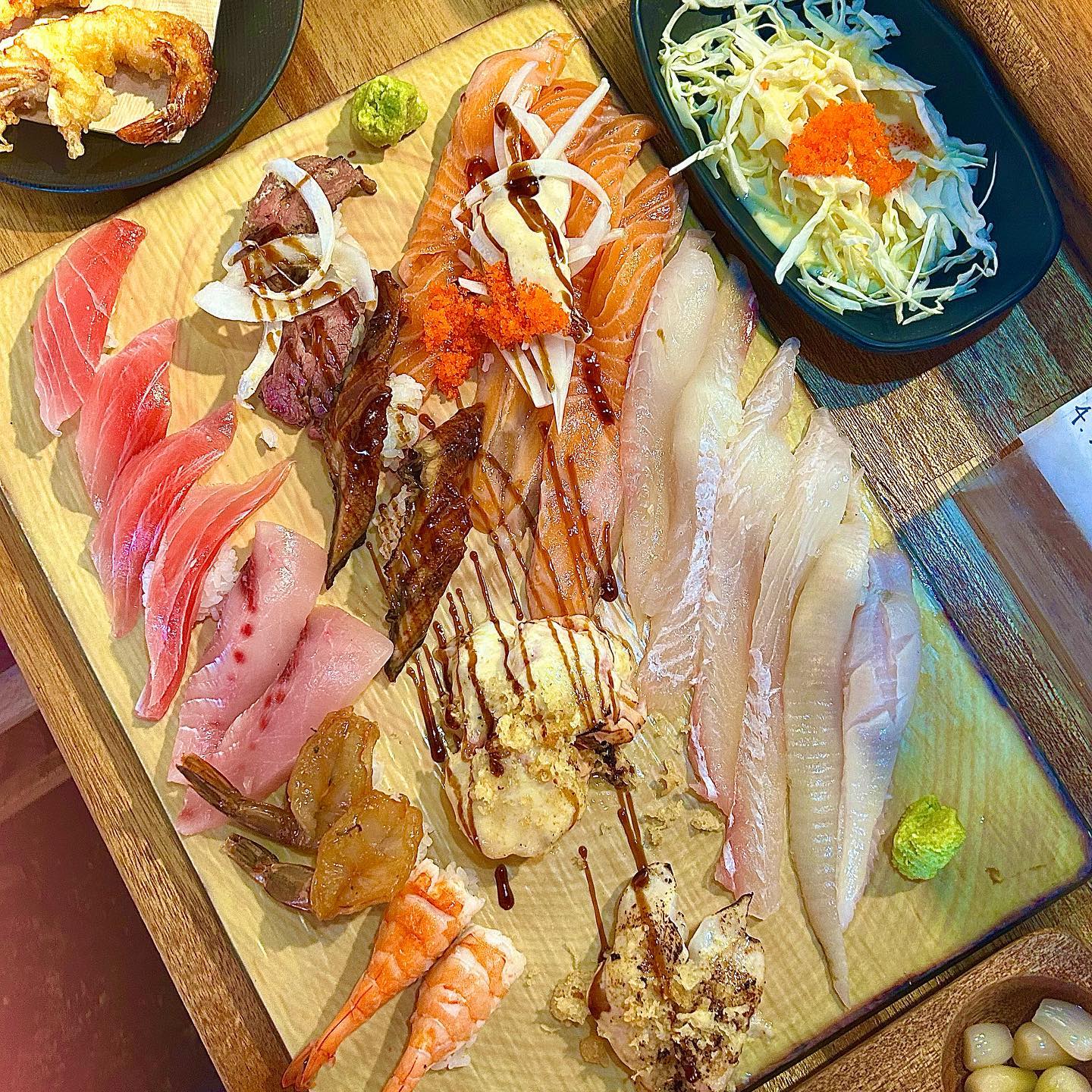 #협찬 #홍대맛집 #홍대스시 #홍대초밥 #초밥맛집 #초밥 #스시 #홍대 #홍대유익상스시 #홍대초밥추천 #스시맛집 #긴꼬리초밥 #sushi #먹팔 #먹팔맞팔 #먹방 #먹스타 #먹방투어 #홍대역맛집 
.
.
.
신선하고 두툼한 회가 긴꼬리로 올라가는 초밥🍣
가성비 맛집 홍대 유익상스시🍣

🐟긴꼬리 초밥으로 유명한 유익상스시 
🐟꼬리 전용 붓으로 회에 간장칠 해주면서 먹으면 더 맛있어요👍🏻
🐟포털사이트 평점이 매우 우수한 초밥집
🐟오픈형 주방에 다찌석과 테이블석 마련
🐟초밥의 “밥”보다 “회”가 가득한 초밥 찐맛집!̆̈!̆̈ 
🐟서비스로 함께 주시는 새우튀김과 냉모밀도 진짜 맛있어요~
🐟원산지 표시가 되어있어서 안심하고 즐길수 있어요🖤
🐟메뉴 종류가 정말 다양해서 취향껏 골라 먹을 수 있는 장점
🐟회 비린내나 잡내❌완전 싱싱하고 신선한 회
🐟배달도 가능한 맛집 

홍대 초밥 찐맛집이라서 다녀온 유익상스시🍣❤️ 평점과 리뷰가 높아서 궁금했었는데 나 여기 왜 이제 안거야,,,🫶🏻 진짜 너무 친절하시고,  매장에 직접 쓰신 시와 자필에세이 ,, 감성낭만 가득하신 사장님덕분에 기분좋게 맛있게 먹었어요ㅎㅎ체고체고ദ്ദി•̀.̫•́✧ 원산지표시가 되있어서 안심하고 먹을 수 있었고 점심시간 훨씬 지나서 갔는데도 사람들이 끊임없이 계속 오더라구요ㅋㅋ담에 친구들이랑 또 머그러오꺼에요 냠냠｡°(♥ω♥)｡ 

📍위치 : 서울 마포구 와우산로23길 18-7 101호 유익상스시
☎️전화 : 0507-1363-7983
🕖시간 : 11:30~21:00(매주 월요일 정기휴무)